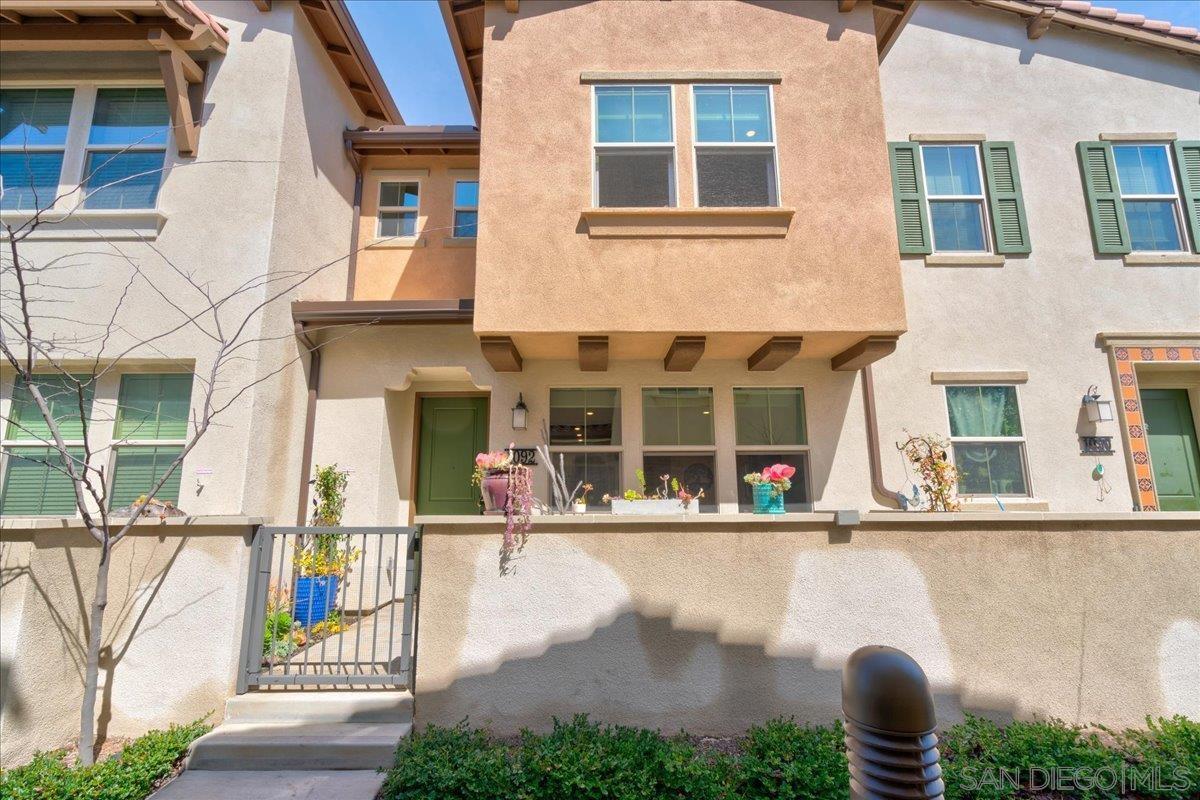 Detail Gallery Image 1 of 1 For 1092  Delpy View Pt, Vista,  CA 92084 - 3 Beds | 2/1 Baths