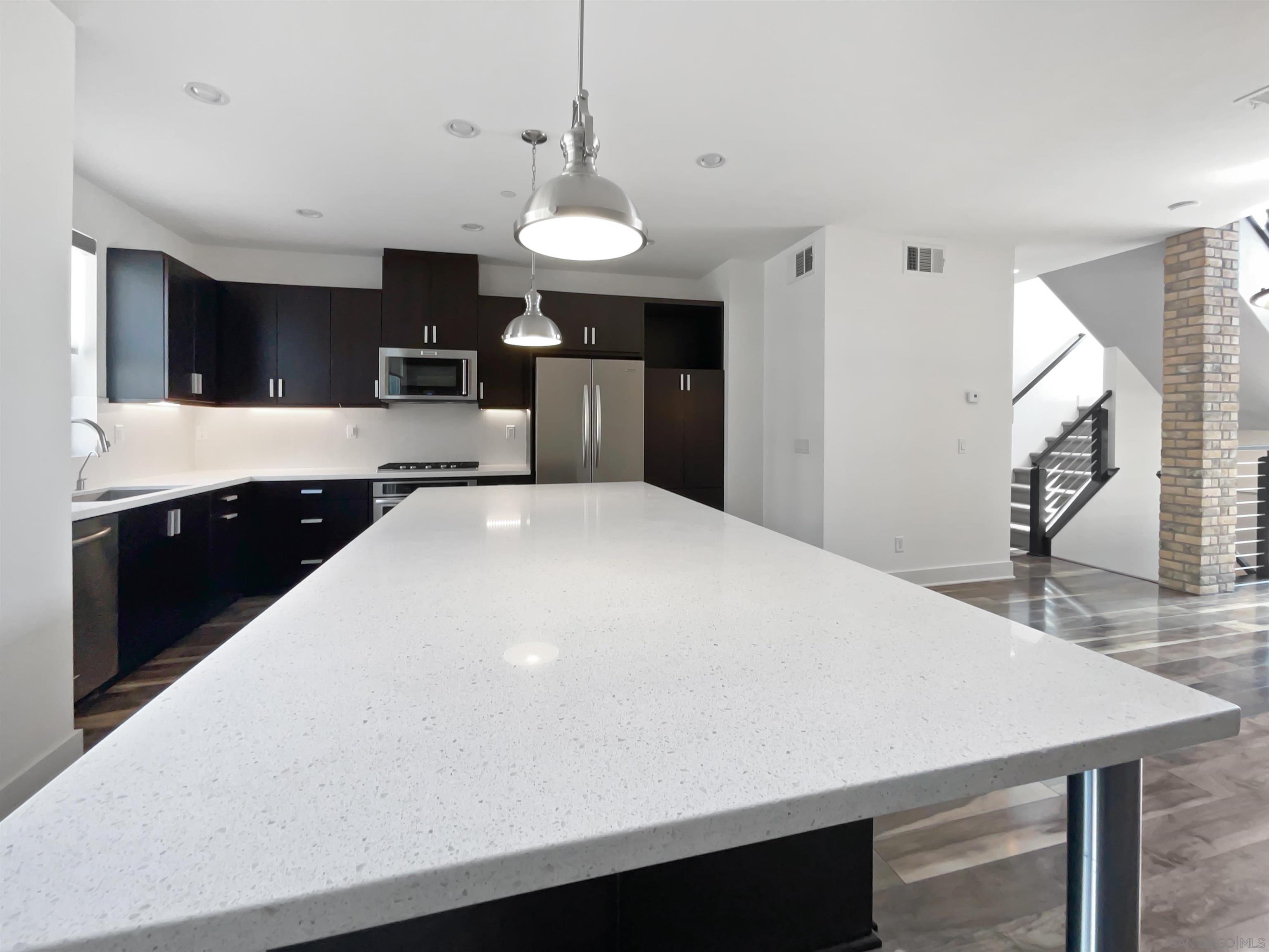 Detail Gallery Image 10 of 20 For 7887  Stylus Dr, San Diego,  CA 92108 - 2 Beds | 2/1 Baths