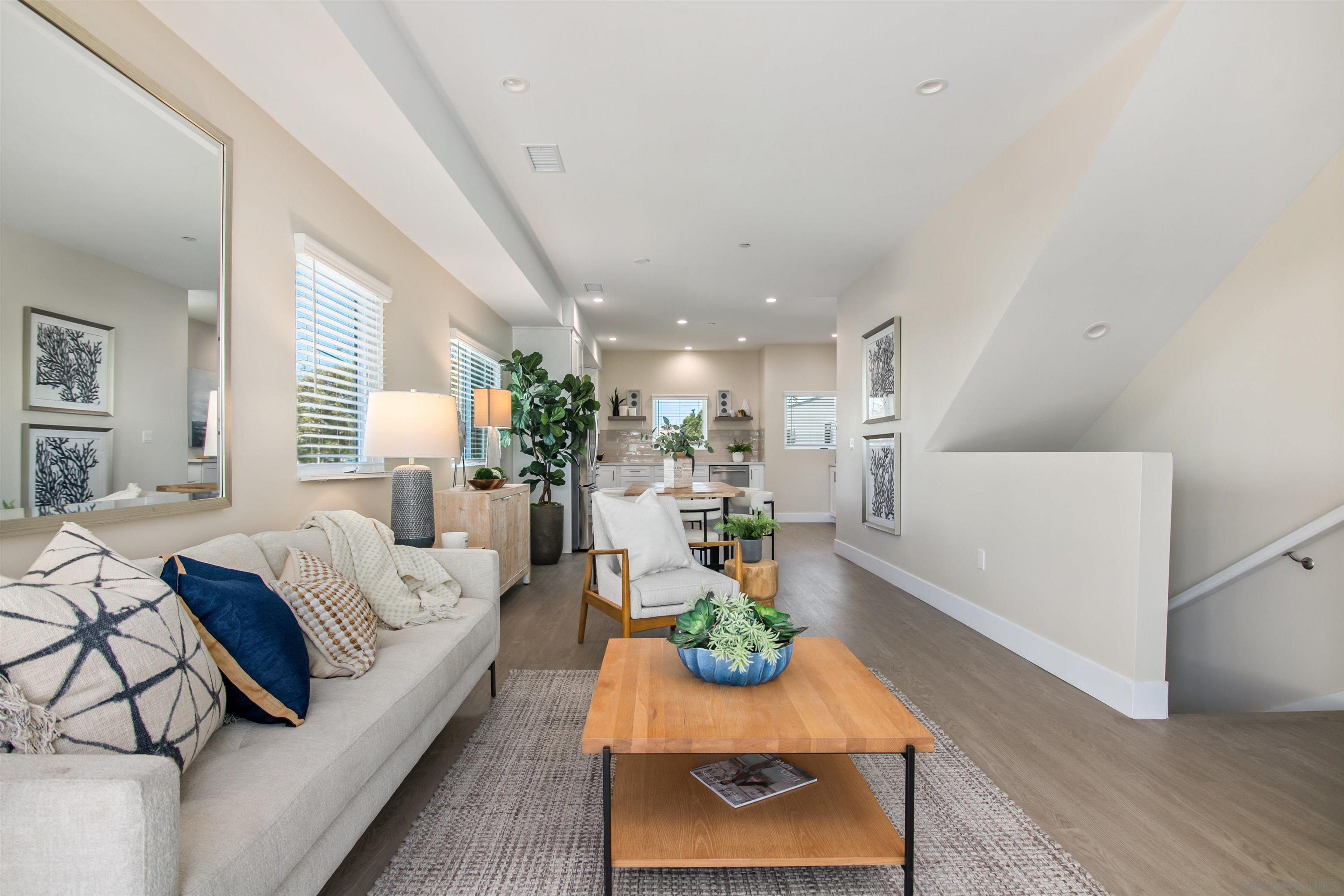 Detail Gallery Image 4 of 20 For 1956  Hornblend St  #8,  San Diego,  CA 92109 - 2 Beds | 2/1 Baths