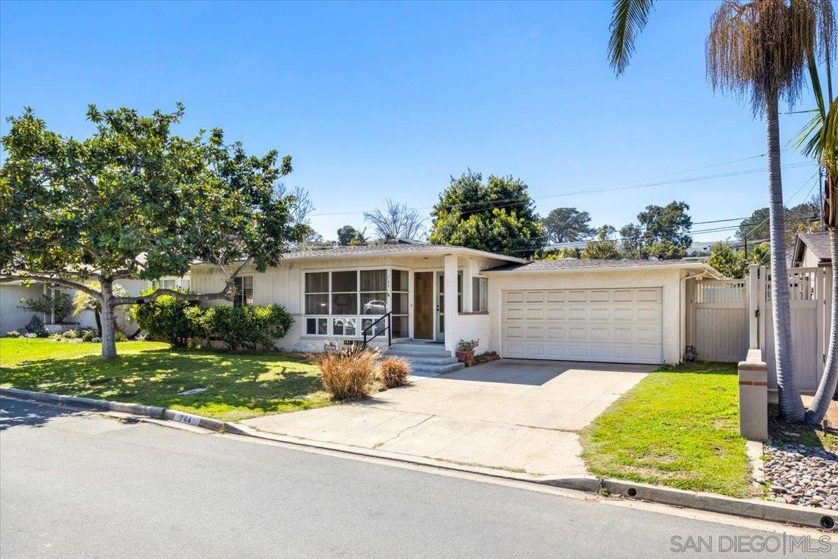 Detail Gallery Image 1 of 1 For 744  Catalina Blvd, San Diego,  CA 92106 - 4 Beds | 2 Baths