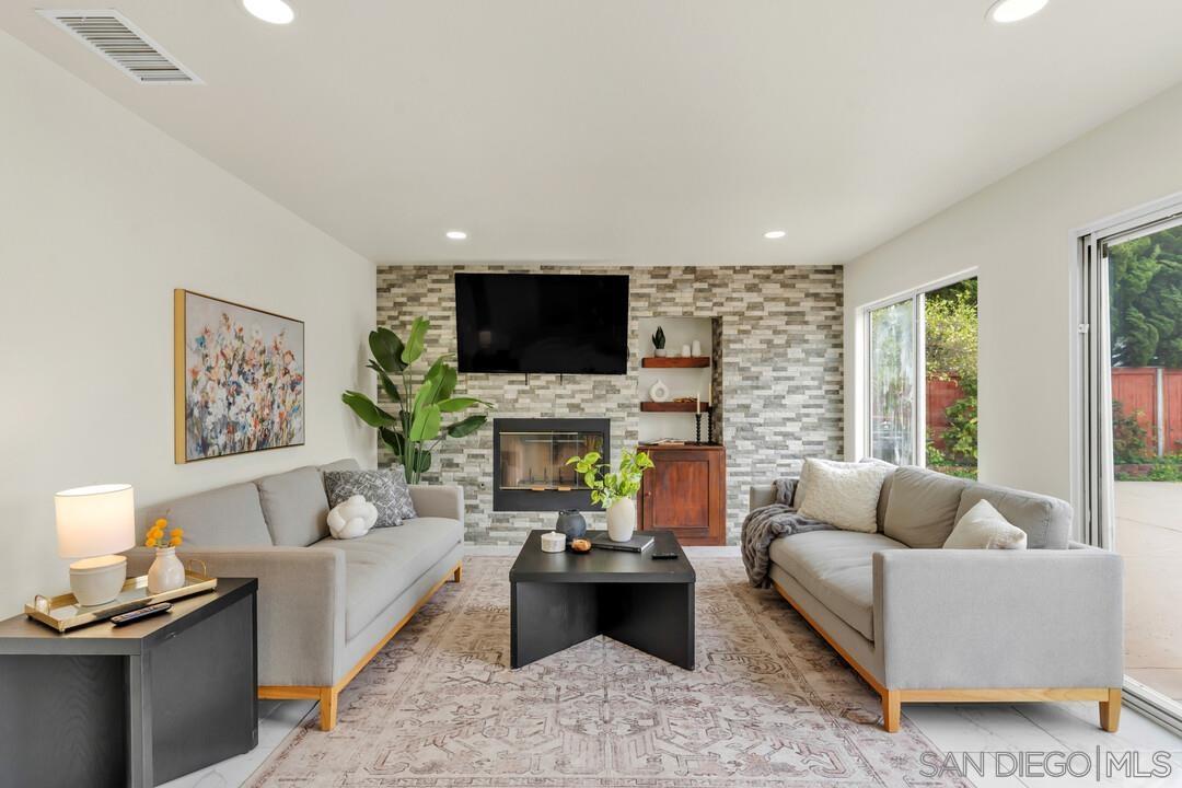 Detail Gallery Image 1 of 1 For 53  Avenida Descanso, Oceanside,  CA 92057 - 5 Beds | 3 Baths