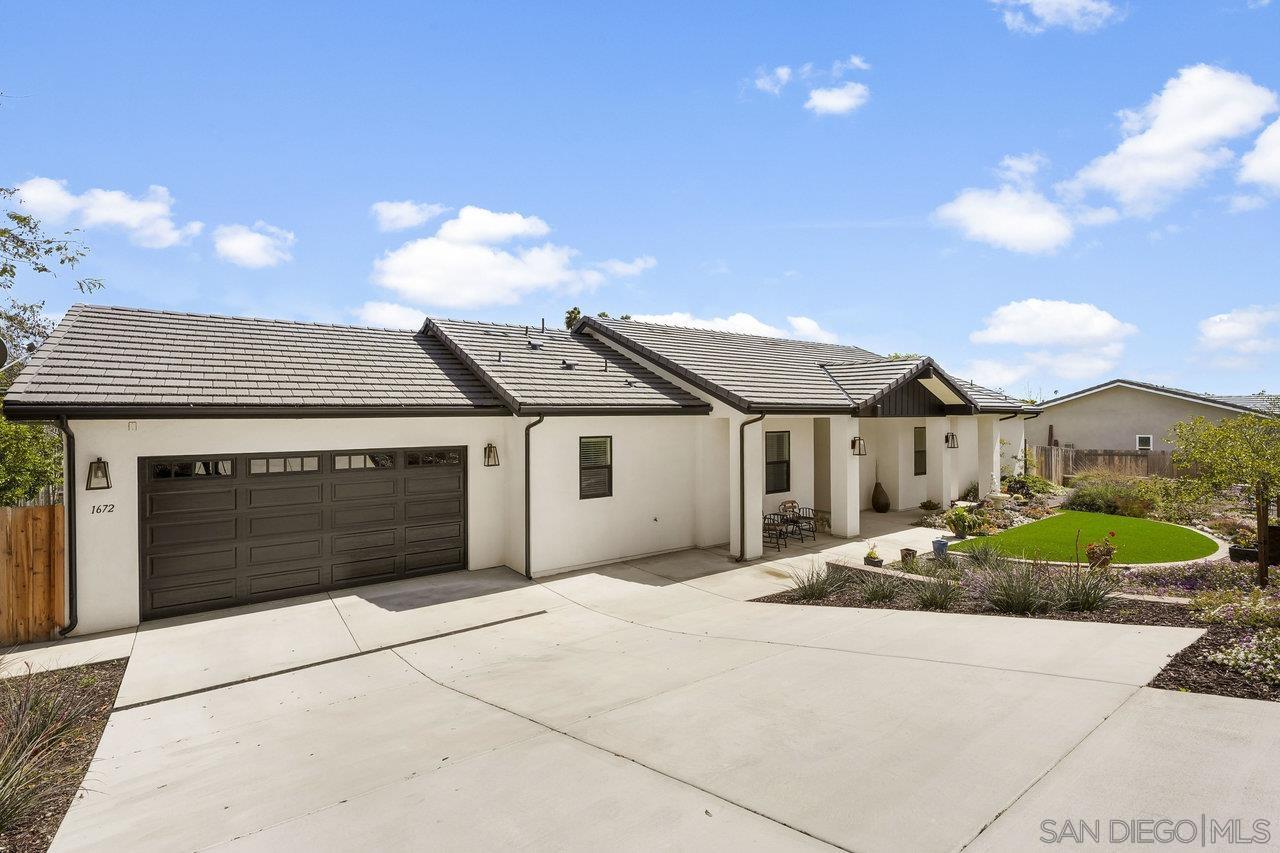 Detail Gallery Image 1 of 1 For 1672  Citrus Hills Ln, Escondido,  CA 92027 - 4 Beds | 3 Baths