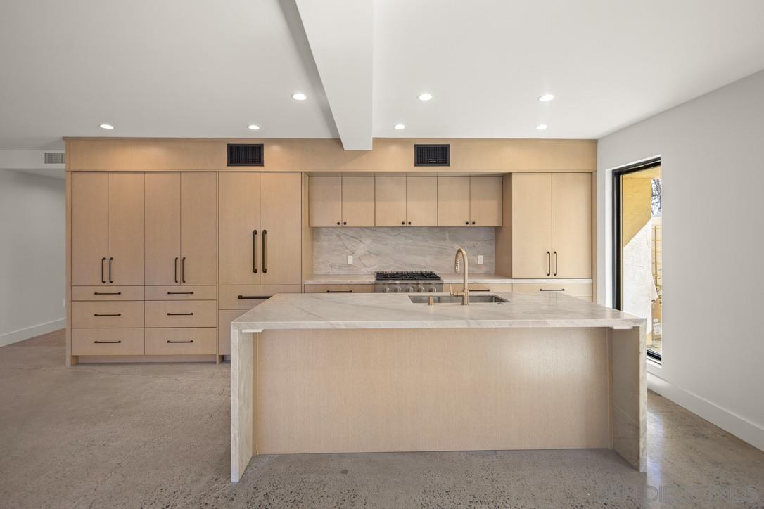 Detail Gallery Image 2 of 17 For 857  F Ave, Coronado,  CA 92118 - 2 Beds | 2 Baths