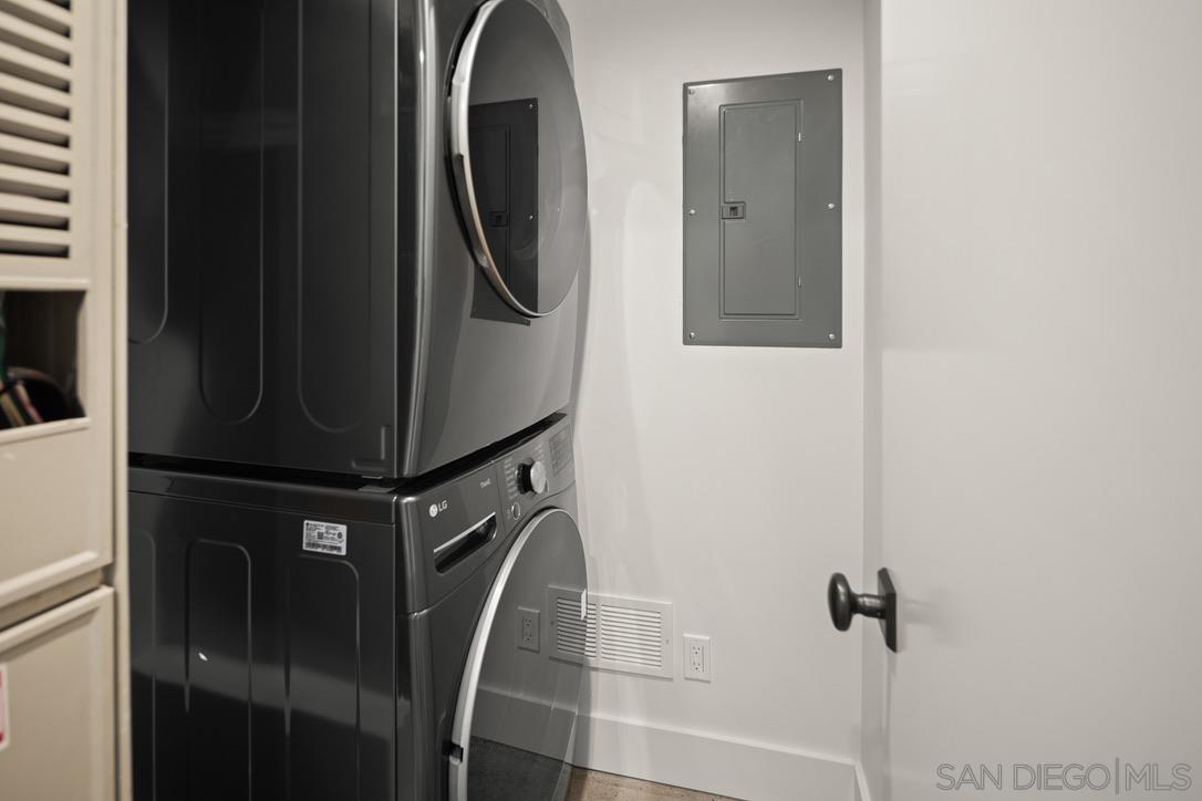 Detail Gallery Image 13 of 17 For 857  F Ave, Coronado,  CA 92118 - 2 Beds | 2 Baths