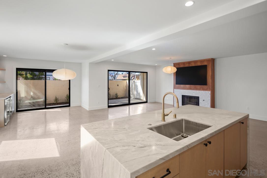 Detail Gallery Image 3 of 17 For 857  F Ave, Coronado,  CA 92118 - 2 Beds | 2 Baths