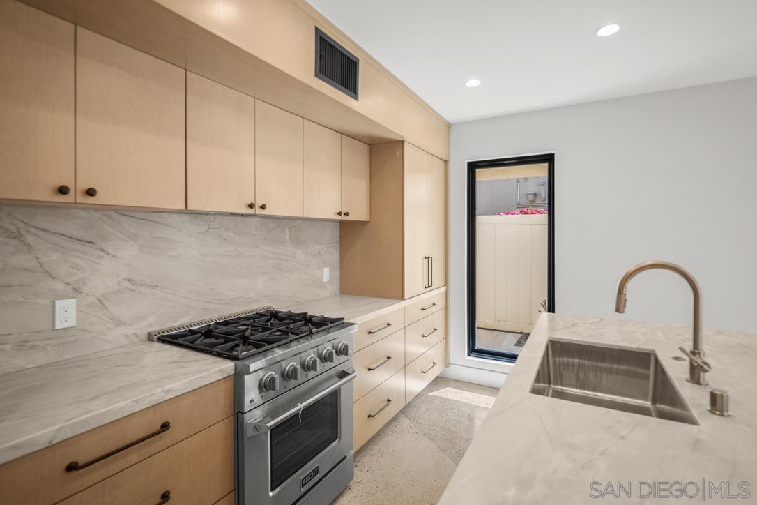 Detail Gallery Image 4 of 17 For 857  F Ave, Coronado,  CA 92118 - 2 Beds | 2 Baths