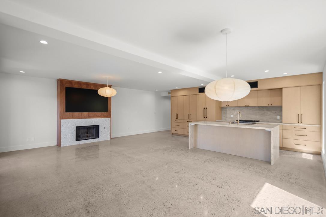 Detail Gallery Image 5 of 17 For 857  F Ave, Coronado,  CA 92118 - 2 Beds | 2 Baths