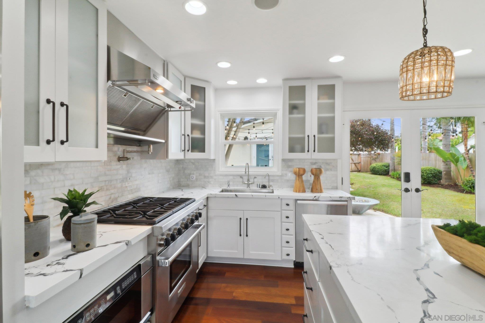 Detail Gallery Image 1 of 1 For 5627  Bellevue Ave, La Jolla,  CA 92037 - 4 Beds | 3 Baths