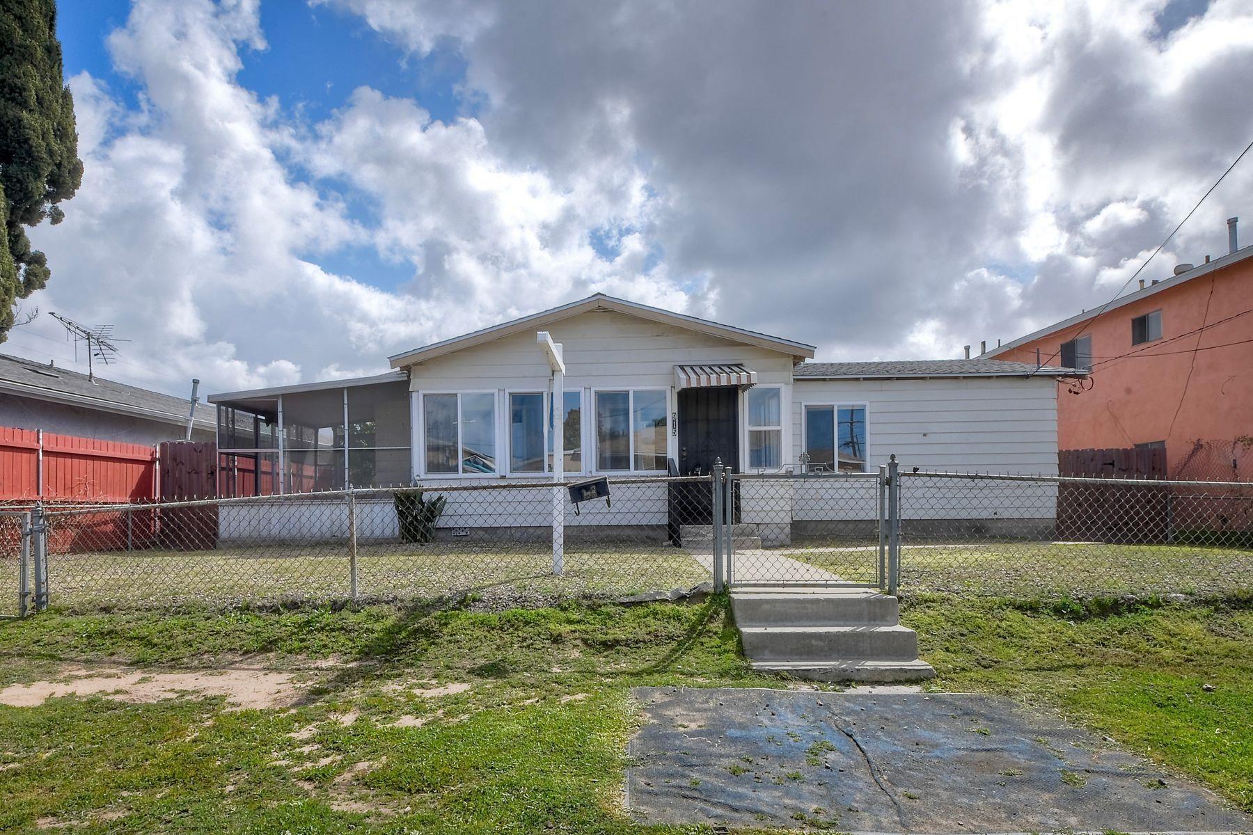 Detail Gallery Image 1 of 1 For 915 S 39th St, San Diego,  CA 92113 - 3 Beds | 1 Baths