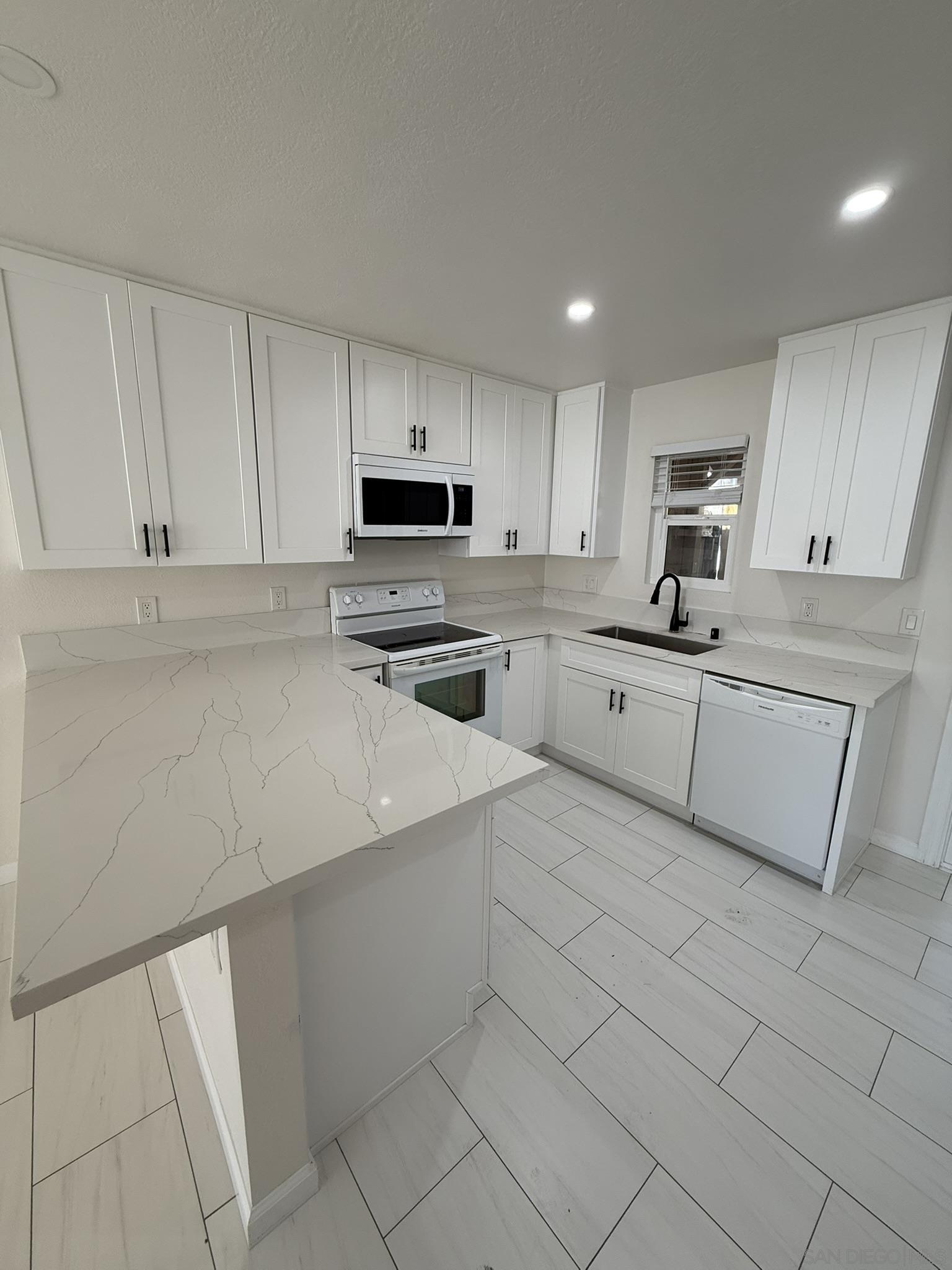 Detail Gallery Image 1 of 1 For 1648  Oliver Ave  #2,  San Diego,  CA 92109 - 2 Beds | 1/1 Baths