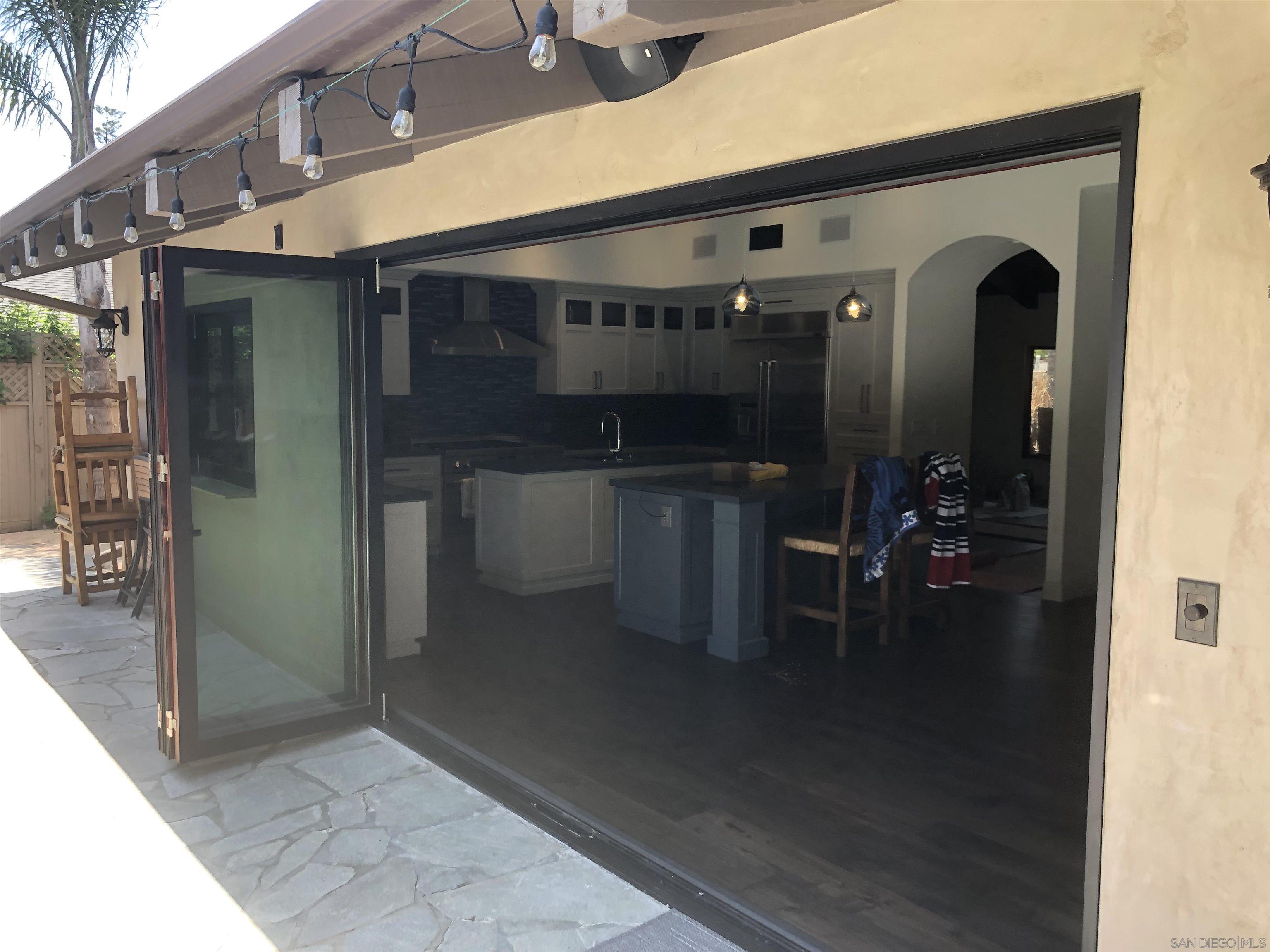 Detail Gallery Image 9 of 32 For 1153  Crest Dr, Encinitas,  CA 92024 - 3 Beds | 3 Baths