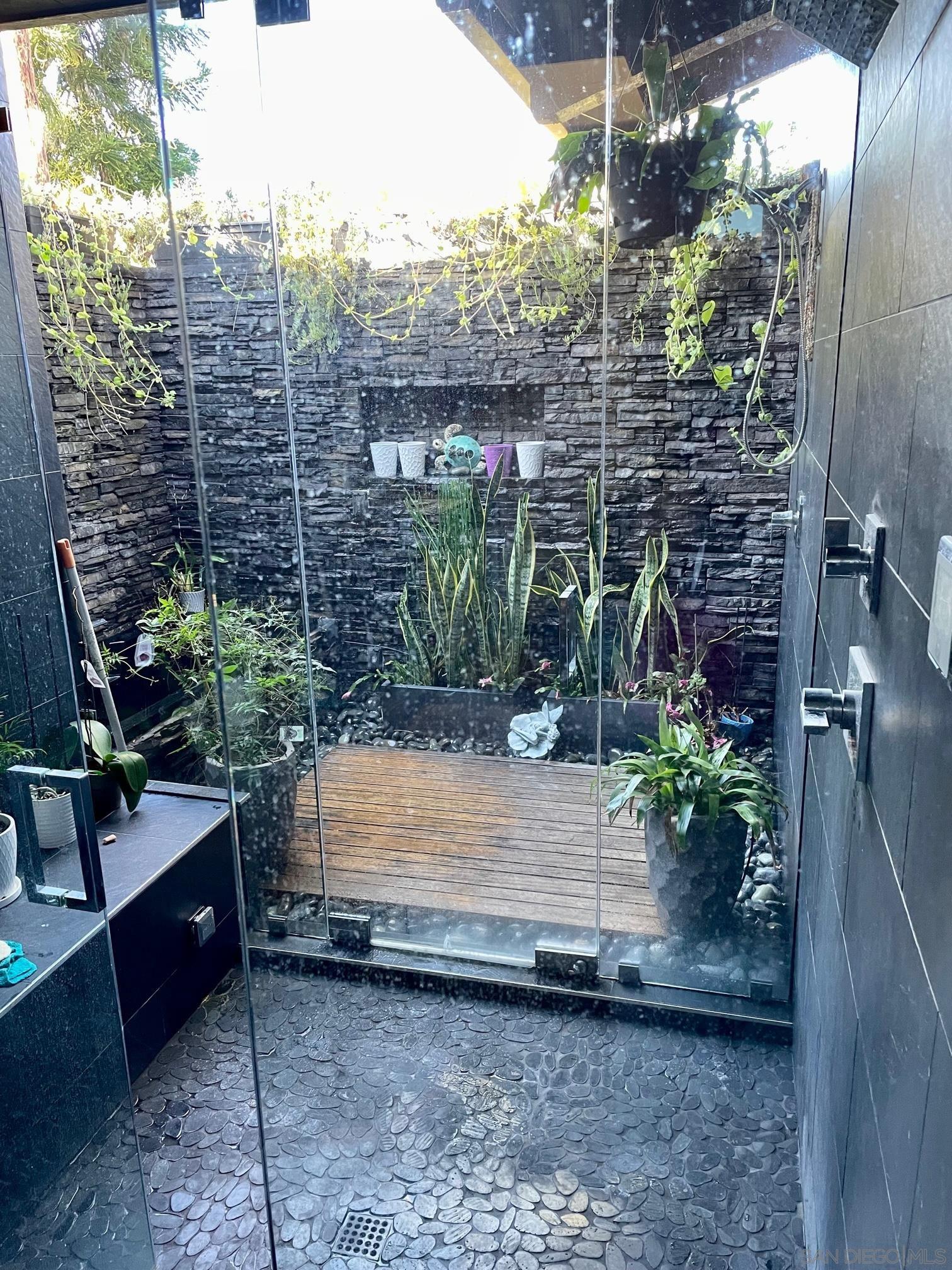 Detail Gallery Image 13 of 32 For 1153  Crest Dr, Encinitas,  CA 92024 - 3 Beds | 3 Baths