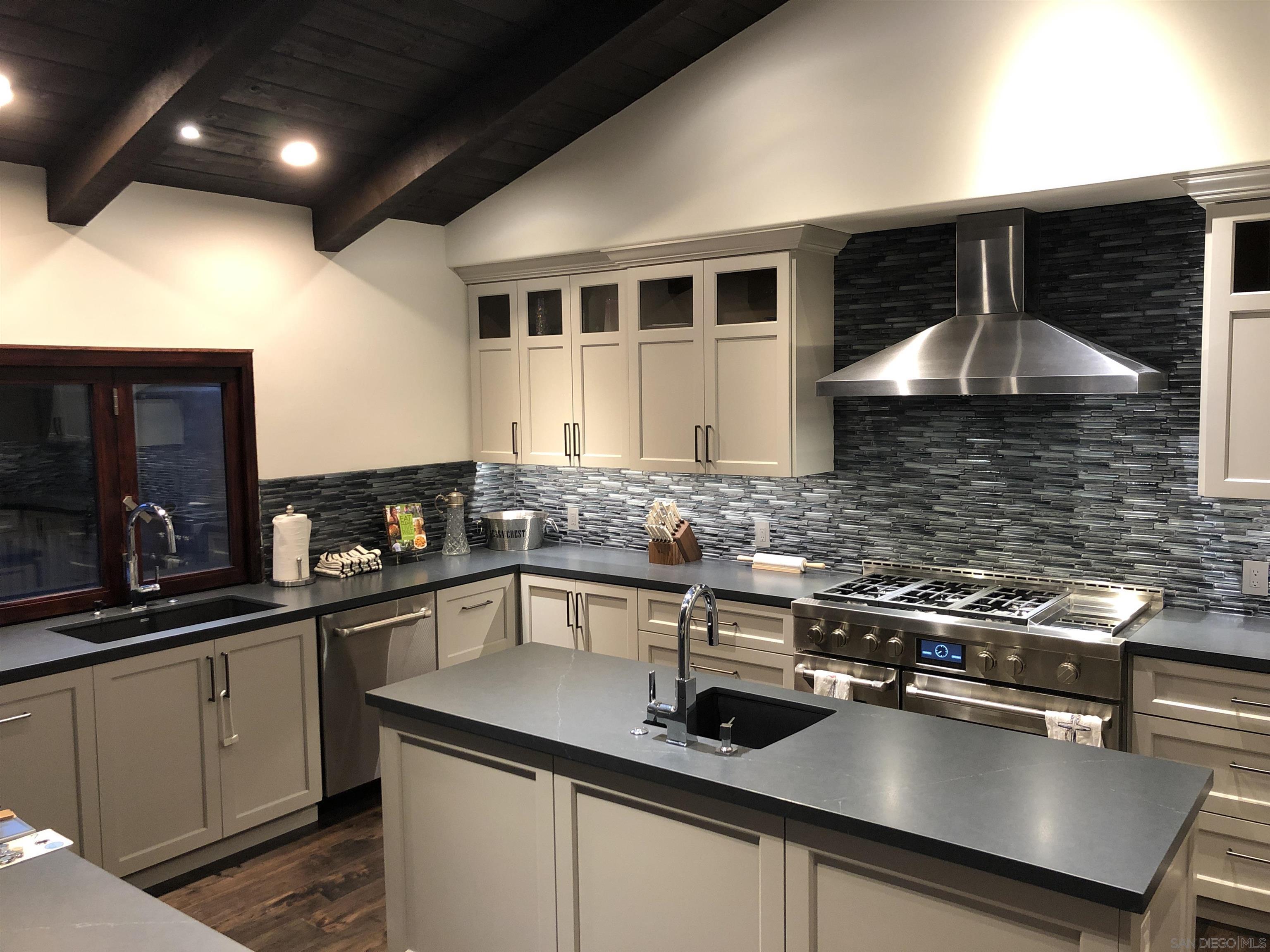 Detail Gallery Image 3 of 32 For 1153  Crest Dr, Encinitas,  CA 92024 - 3 Beds | 3 Baths