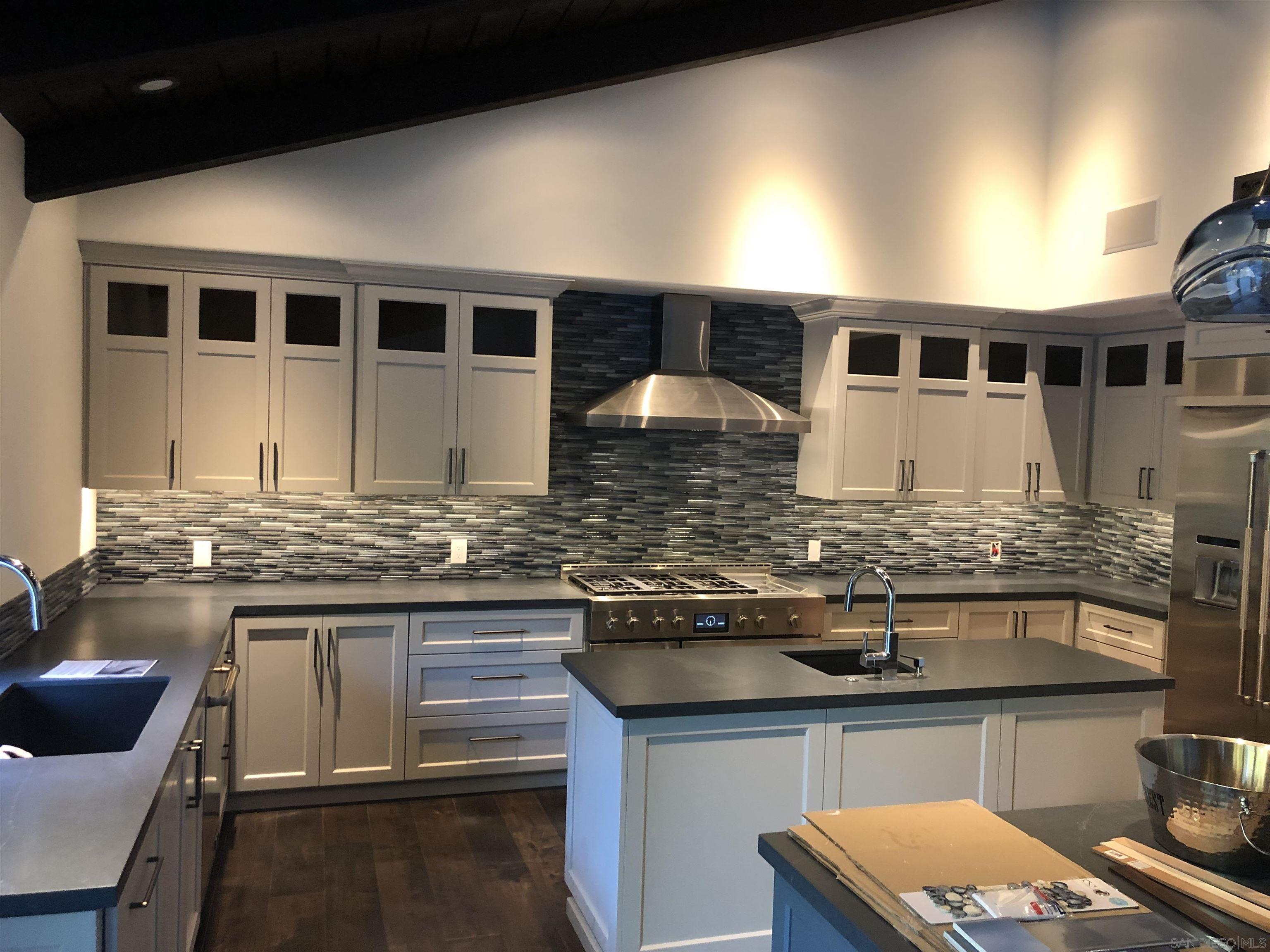 Detail Gallery Image 4 of 32 For 1153  Crest Dr, Encinitas,  CA 92024 - 3 Beds | 3 Baths