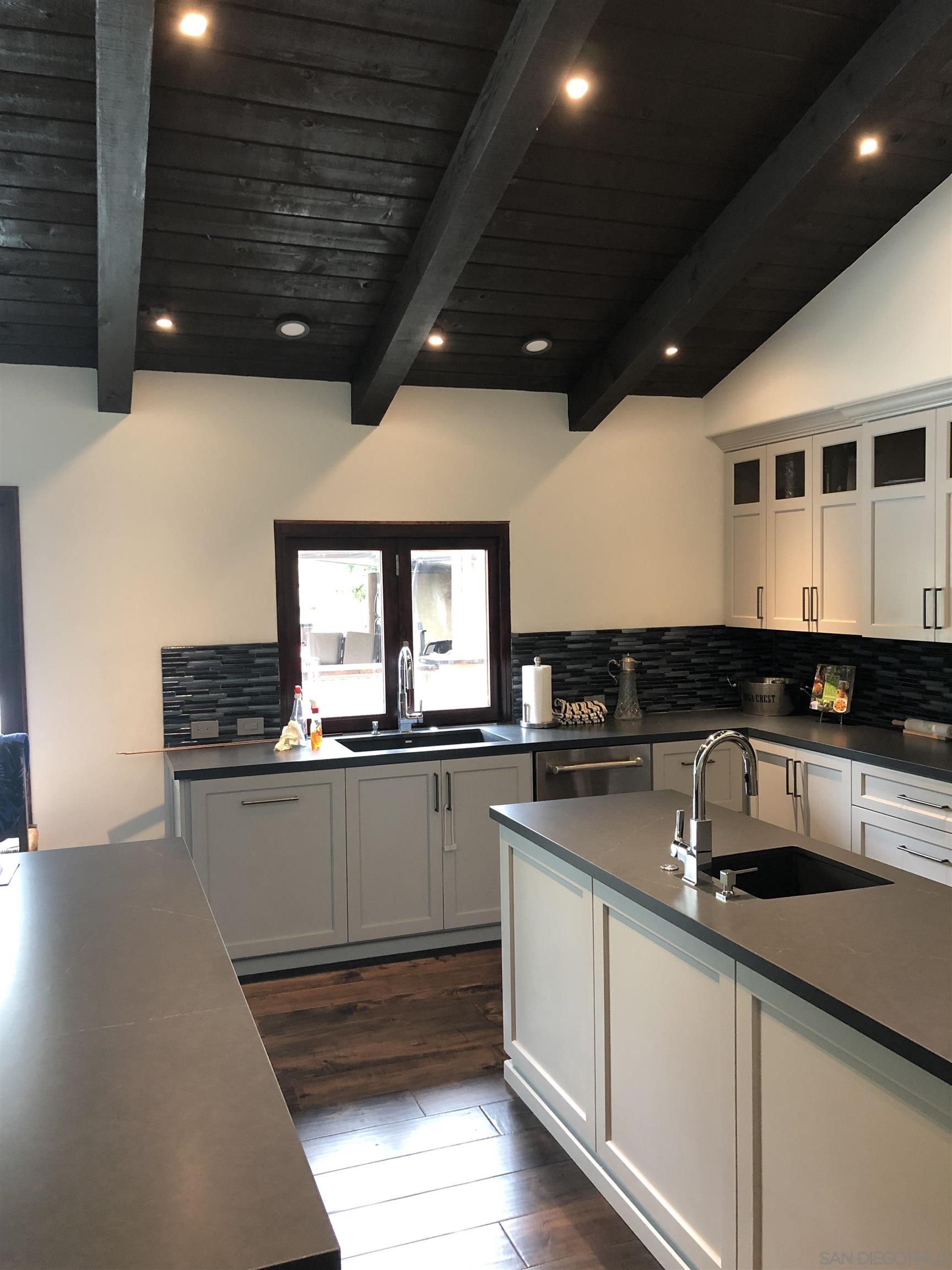 Detail Gallery Image 5 of 32 For 1153  Crest Dr, Encinitas,  CA 92024 - 3 Beds | 3 Baths