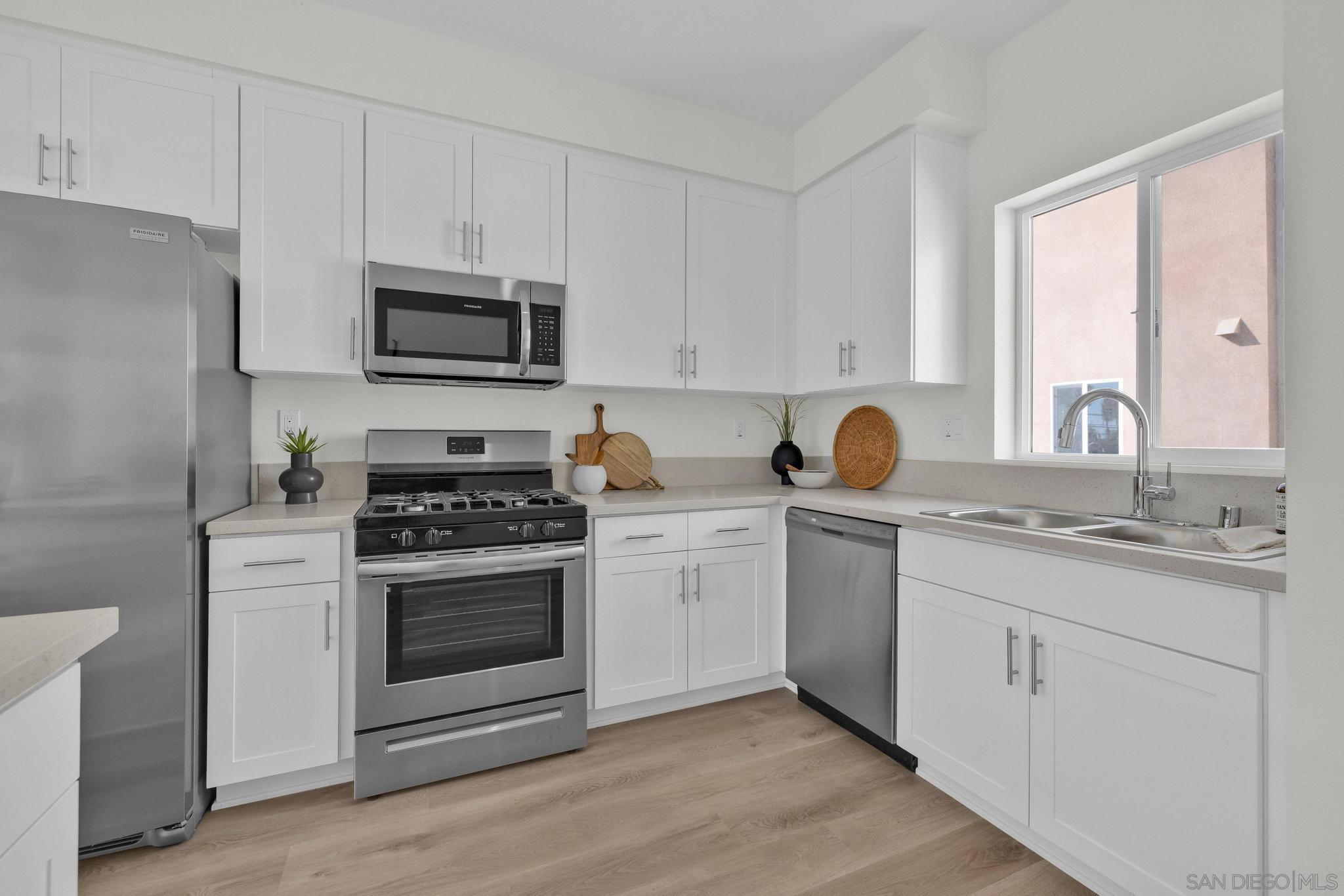 Detail Gallery Image 12 of 37 For 8164  Golden Ave, Lemon Grove,  CA 91945 - 3 Beds | 3 Baths