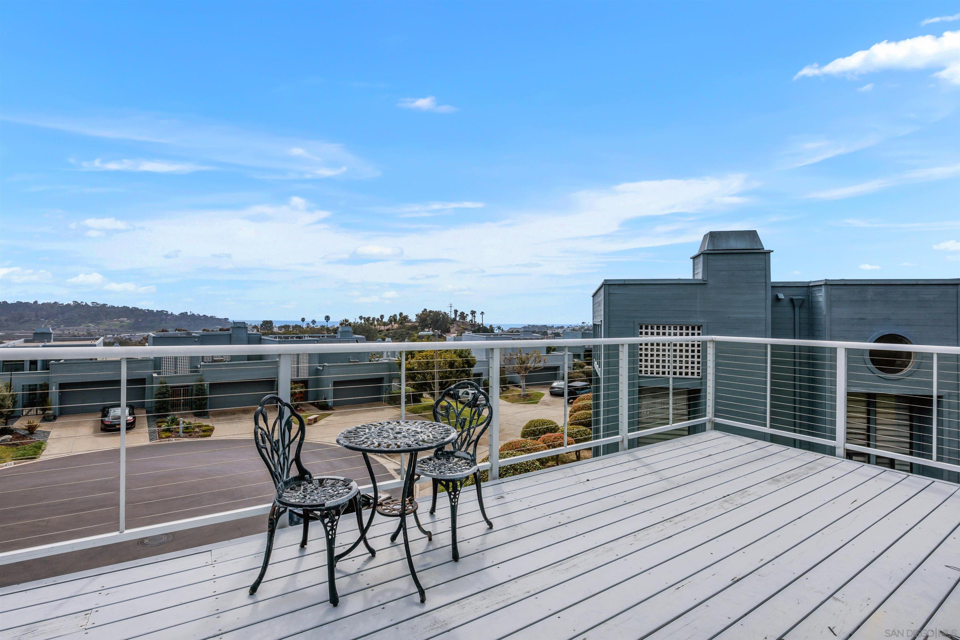 Detail Gallery Image 2 of 12 For 1046  America Way, Del Mar,  CA 92014 - 3 Beds | 2/1 Baths