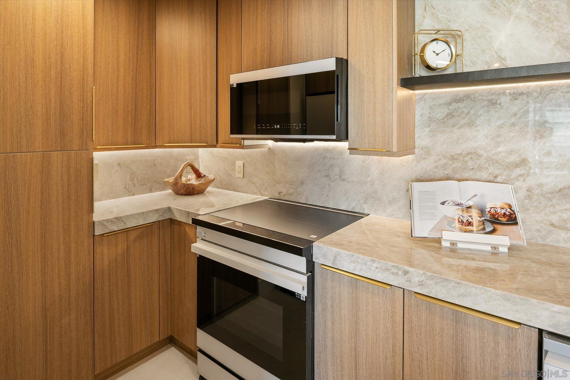 Detail Gallery Image 11 of 45 For 1830  Avenida Del Mundo  #1101,  Coronado,  CA 92118 - 2 Beds | 2 Baths