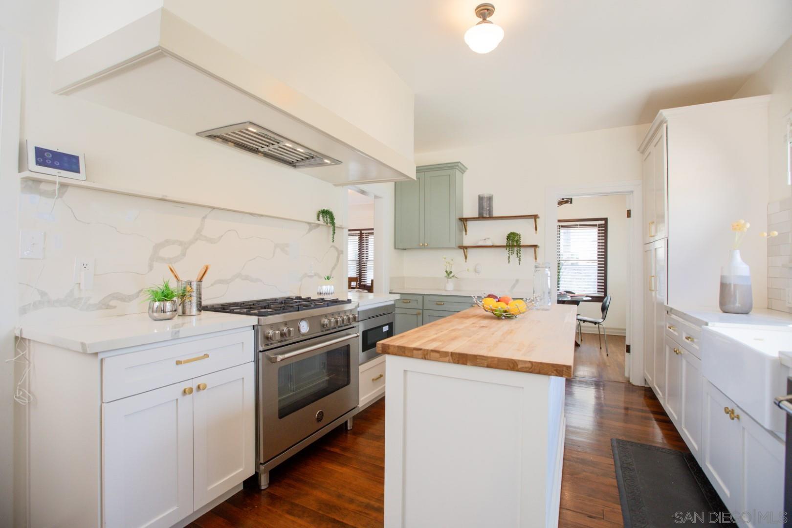 Detail Gallery Image 12 of 34 For 2009 S Victoria Ave, Los Angeles,  CA 90016 - 4 Beds | 3 Baths