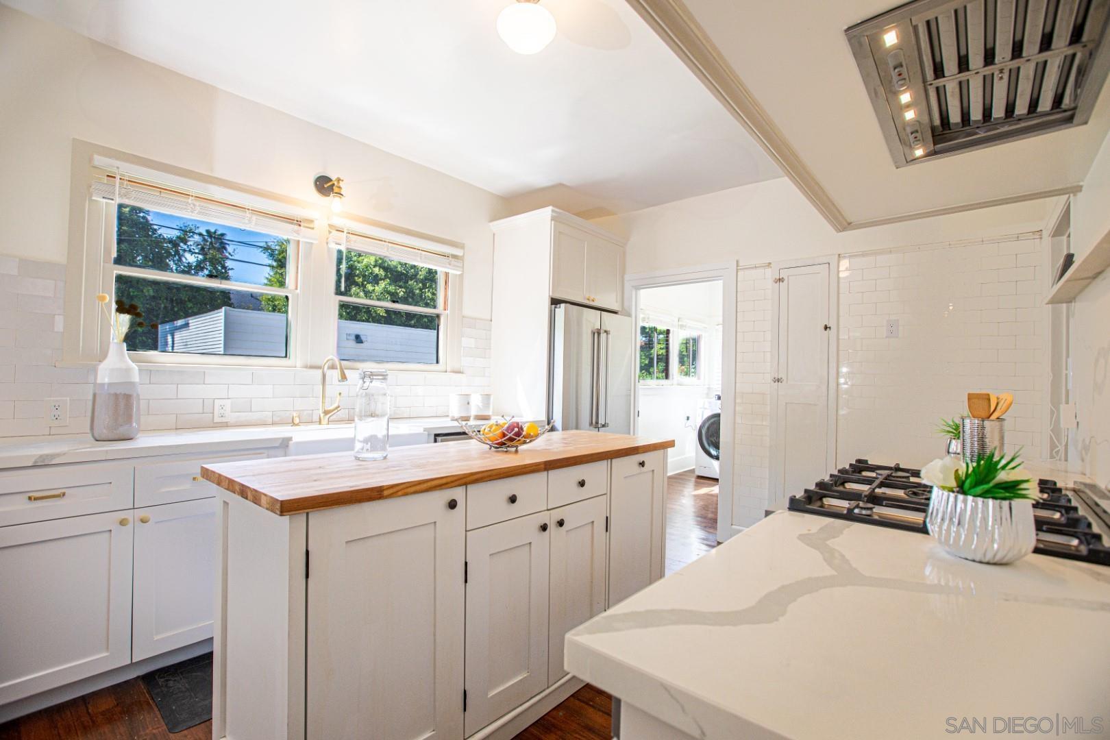 Detail Gallery Image 13 of 34 For 2009 S Victoria Ave, Los Angeles,  CA 90016 - 4 Beds | 3 Baths