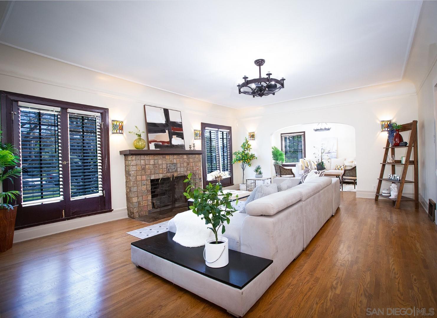 Detail Gallery Image 3 of 34 For 2009 S Victoria Ave, Los Angeles,  CA 90016 - 4 Beds | 3 Baths