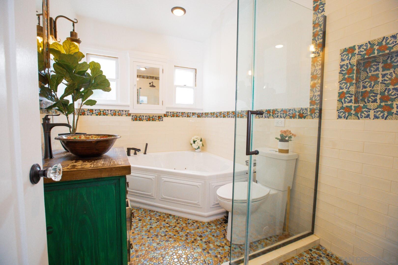 Detail Gallery Image 23 of 34 For 2009 S Victoria Ave, Los Angeles,  CA 90016 - 4 Beds | 3 Baths