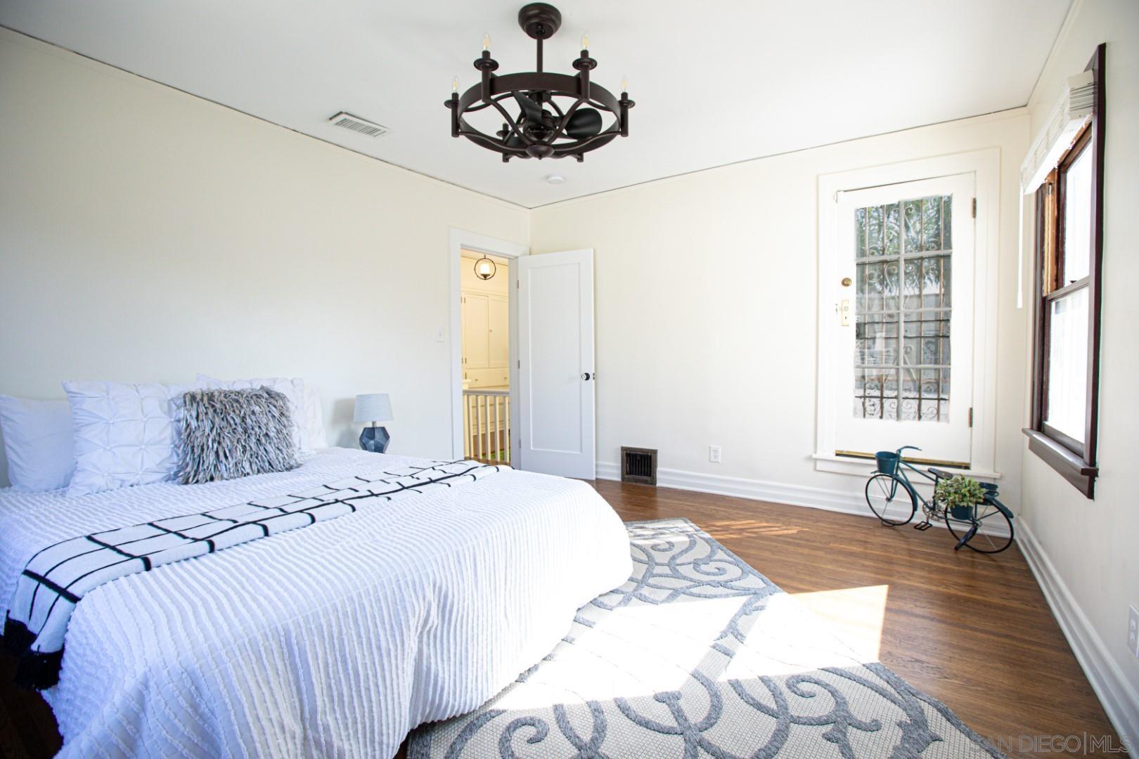 Detail Gallery Image 27 of 34 For 2009 S Victoria Ave, Los Angeles,  CA 90016 - 4 Beds | 3 Baths