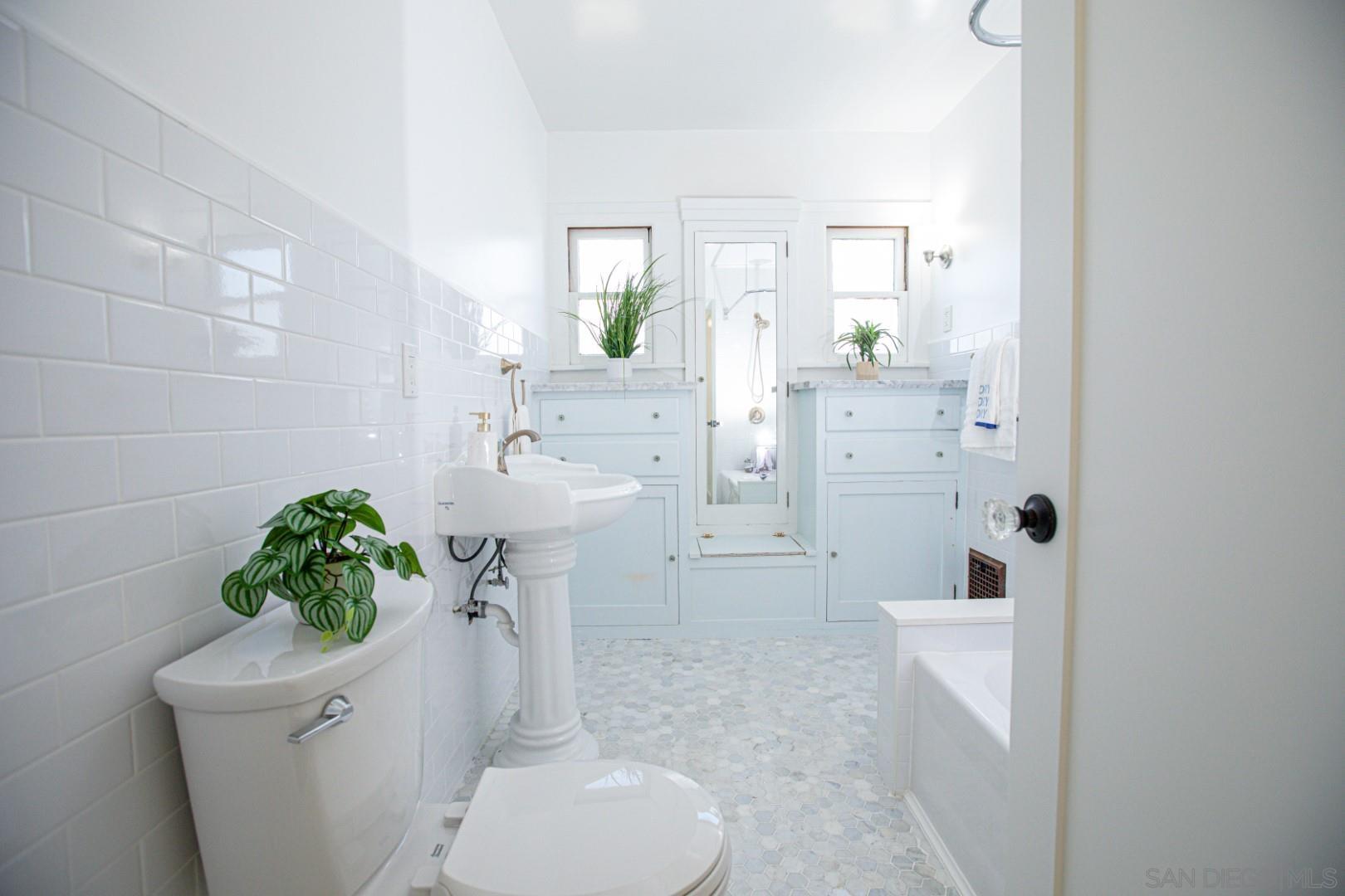 Detail Gallery Image 28 of 34 For 2009 S Victoria Ave, Los Angeles,  CA 90016 - 4 Beds | 3 Baths