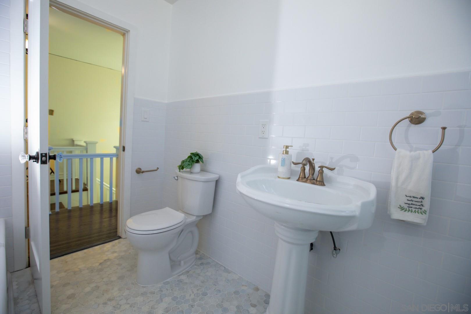 Detail Gallery Image 29 of 34 For 2009 S Victoria Ave, Los Angeles,  CA 90016 - 4 Beds | 3 Baths