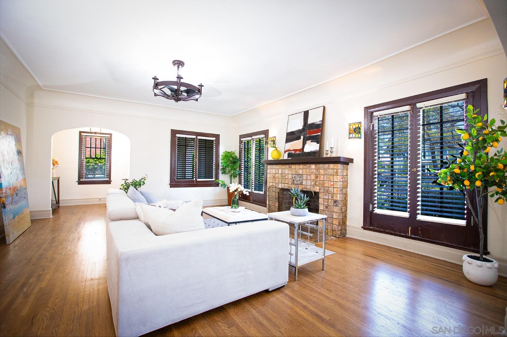 Detail Gallery Image 4 of 34 For 2009 S Victoria Ave, Los Angeles,  CA 90016 - 4 Beds | 3 Baths