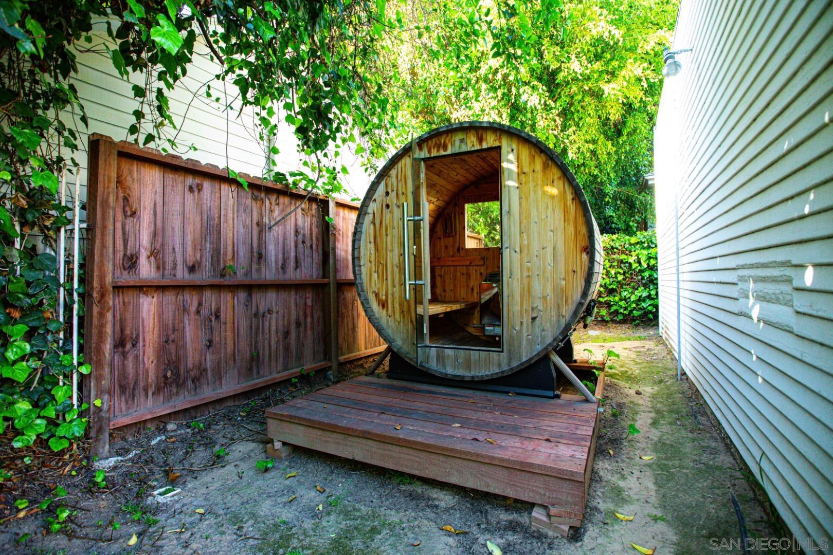 Detail Gallery Image 33 of 34 For 2009 S Victoria Ave, Los Angeles,  CA 90016 - 4 Beds | 3 Baths