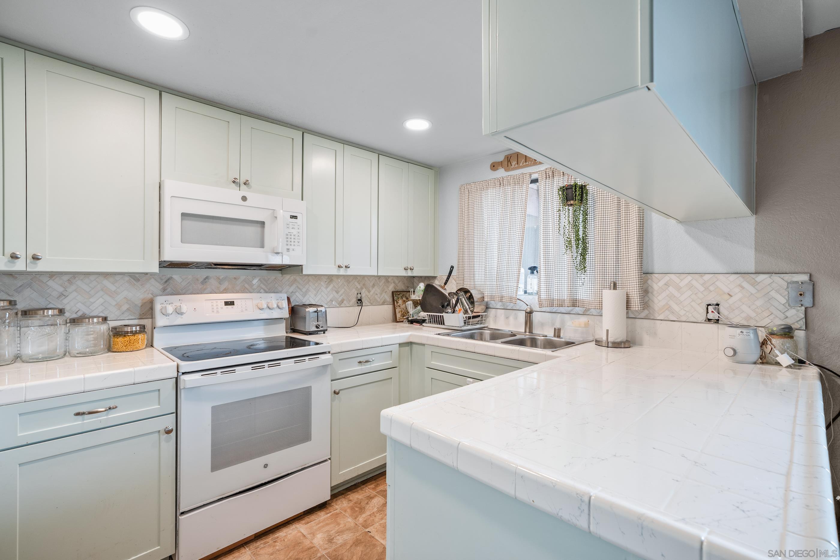 Detail Gallery Image 2 of 25 For 1164  Decker St  Unit a,  El Cajon,  CA 92019 - 2 Beds | 2 Baths