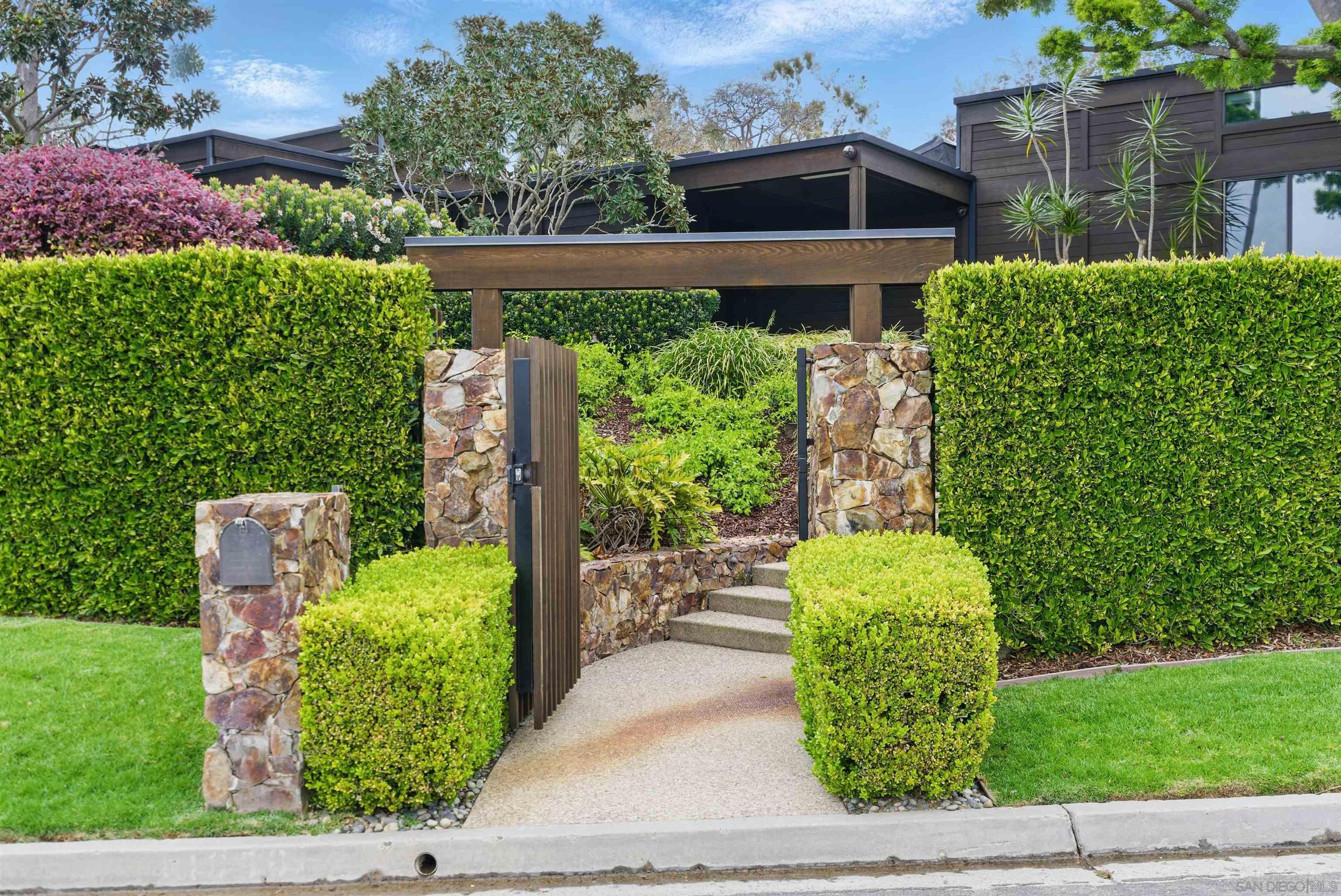Detail Gallery Image 1 of 1 For 1090  Solymar, La Jolla,  CA 92037 - 6 Beds | 6/1 Baths