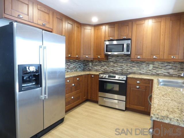 Detail Gallery Image 2 of 18 For 1317  Caminito Gabaldon  #B,  San Diego,  CA 92108 - 2 Beds | 2 Baths