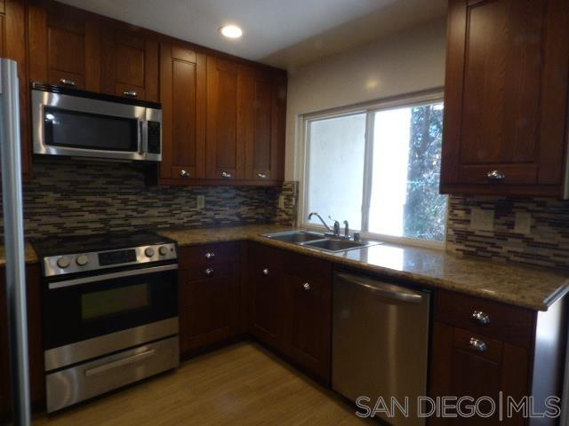 Detail Gallery Image 3 of 18 For 1317  Caminito Gabaldon  #B,  San Diego,  CA 92108 - 2 Beds | 2 Baths
