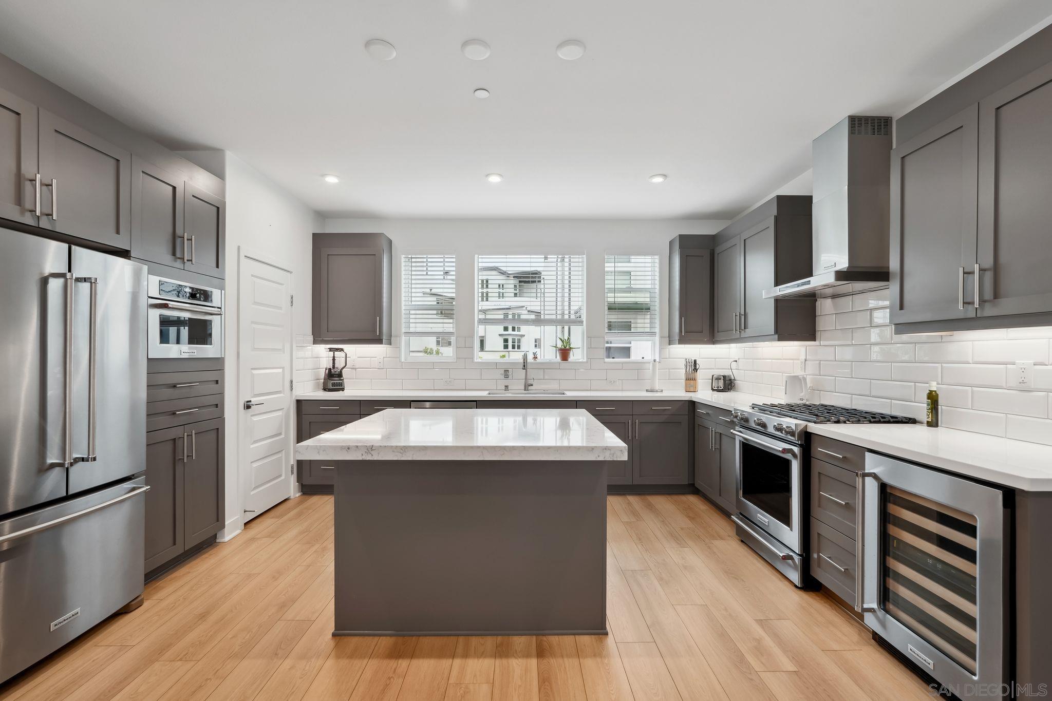 Detail Gallery Image 1 of 1 For 2942  Franklin, San Diego,  CA 92108 - 3 Beds | 3/1 Baths