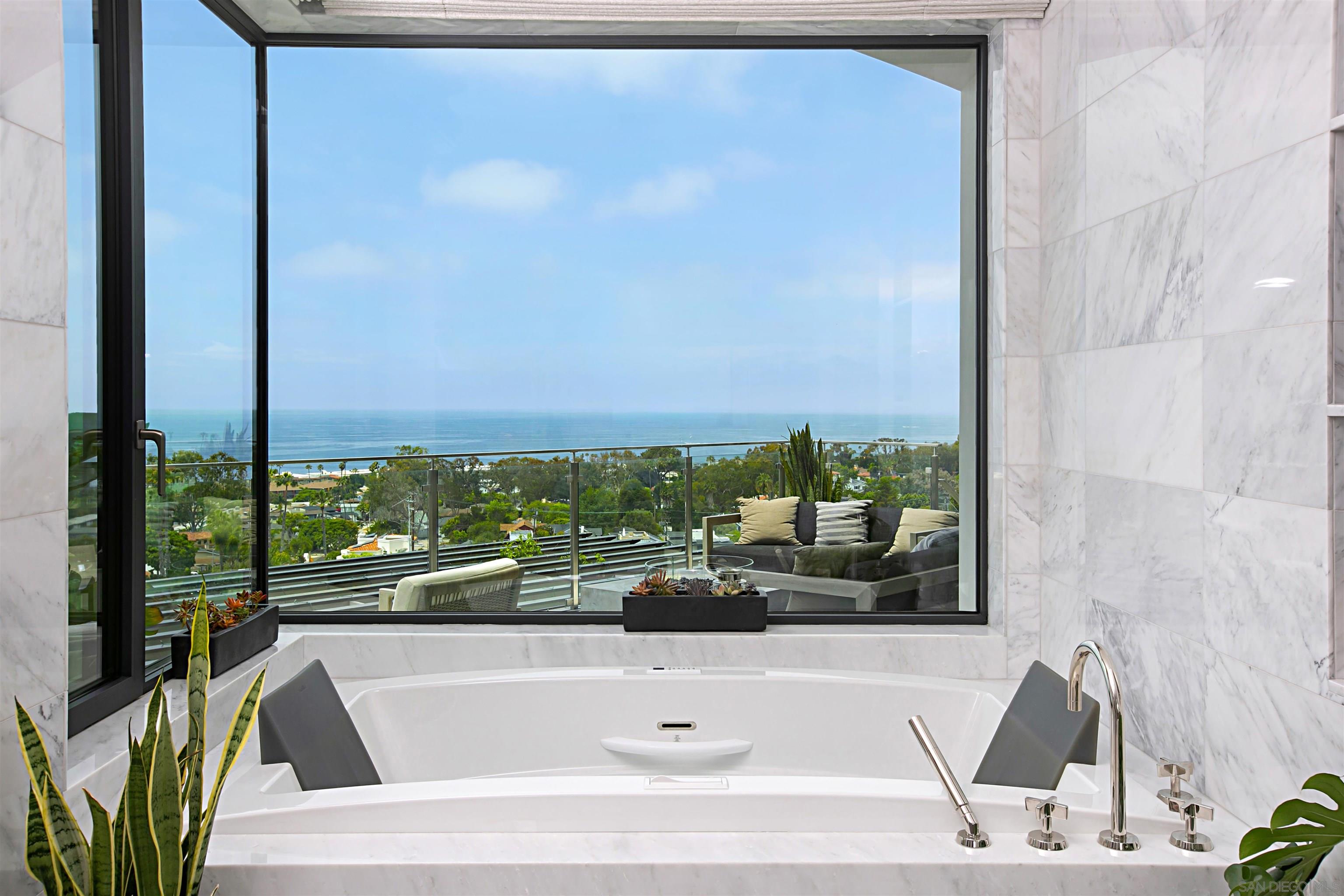 Detail Gallery Image 21 of 75 For 5416  Candlelight Dr, La Jolla,  CA 92037 - 9 Beds | 10/1 Baths