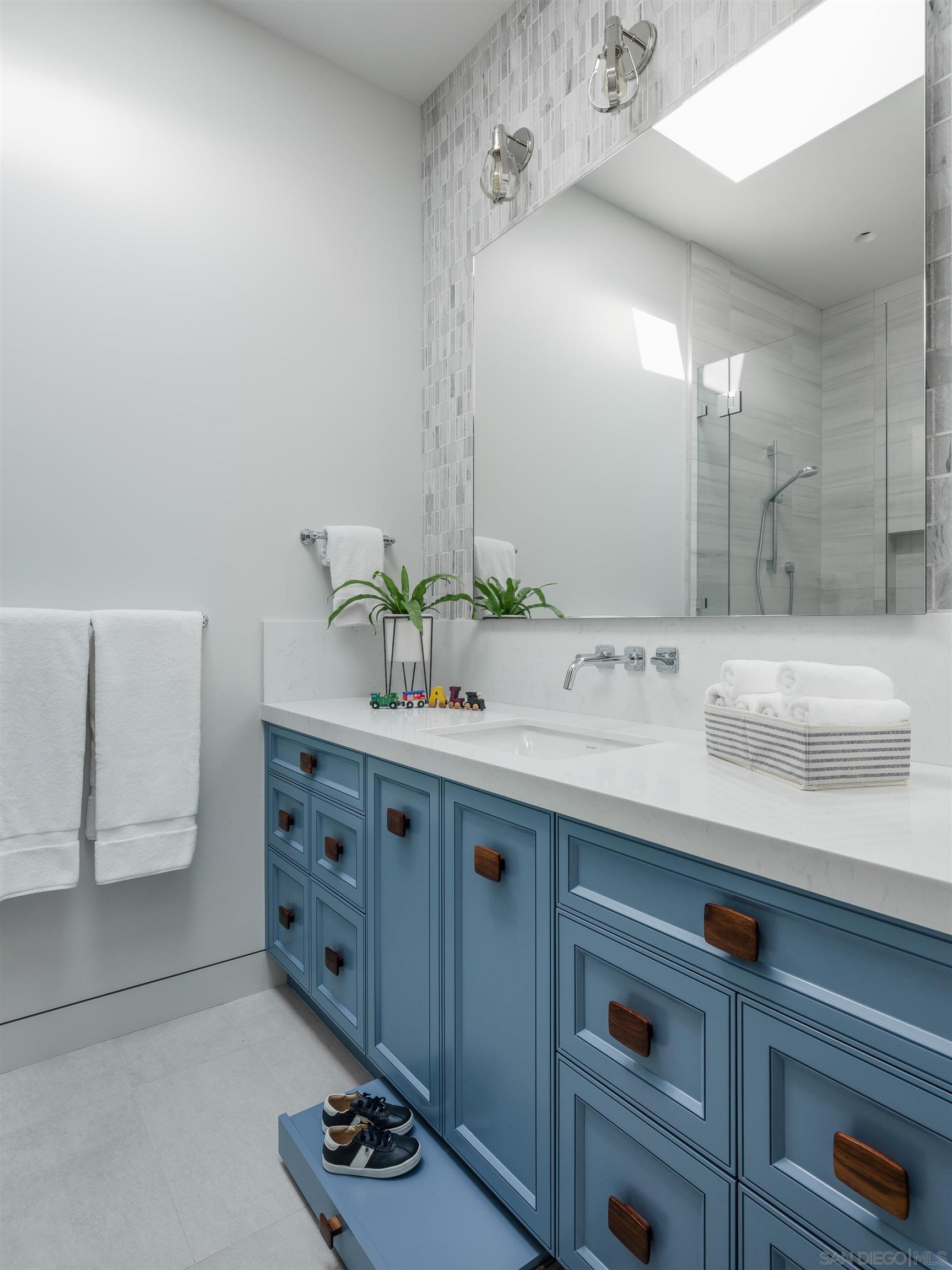 Detail Gallery Image 45 of 75 For 5416  Candlelight Dr, La Jolla,  CA 92037 - 9 Beds | 10/1 Baths