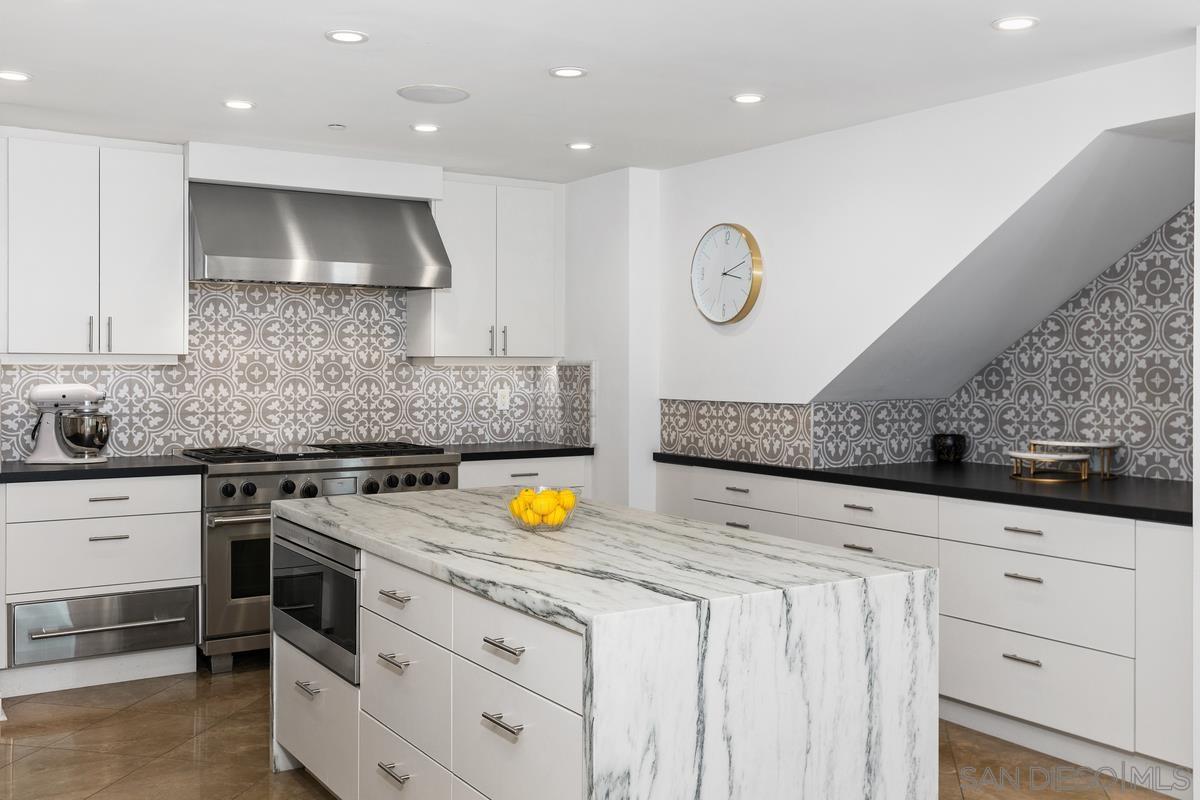 Detail Gallery Image 19 of 47 For 645  Front St  2004, San Diego,  CA 92101 - 4 Beds | 4/1 Baths