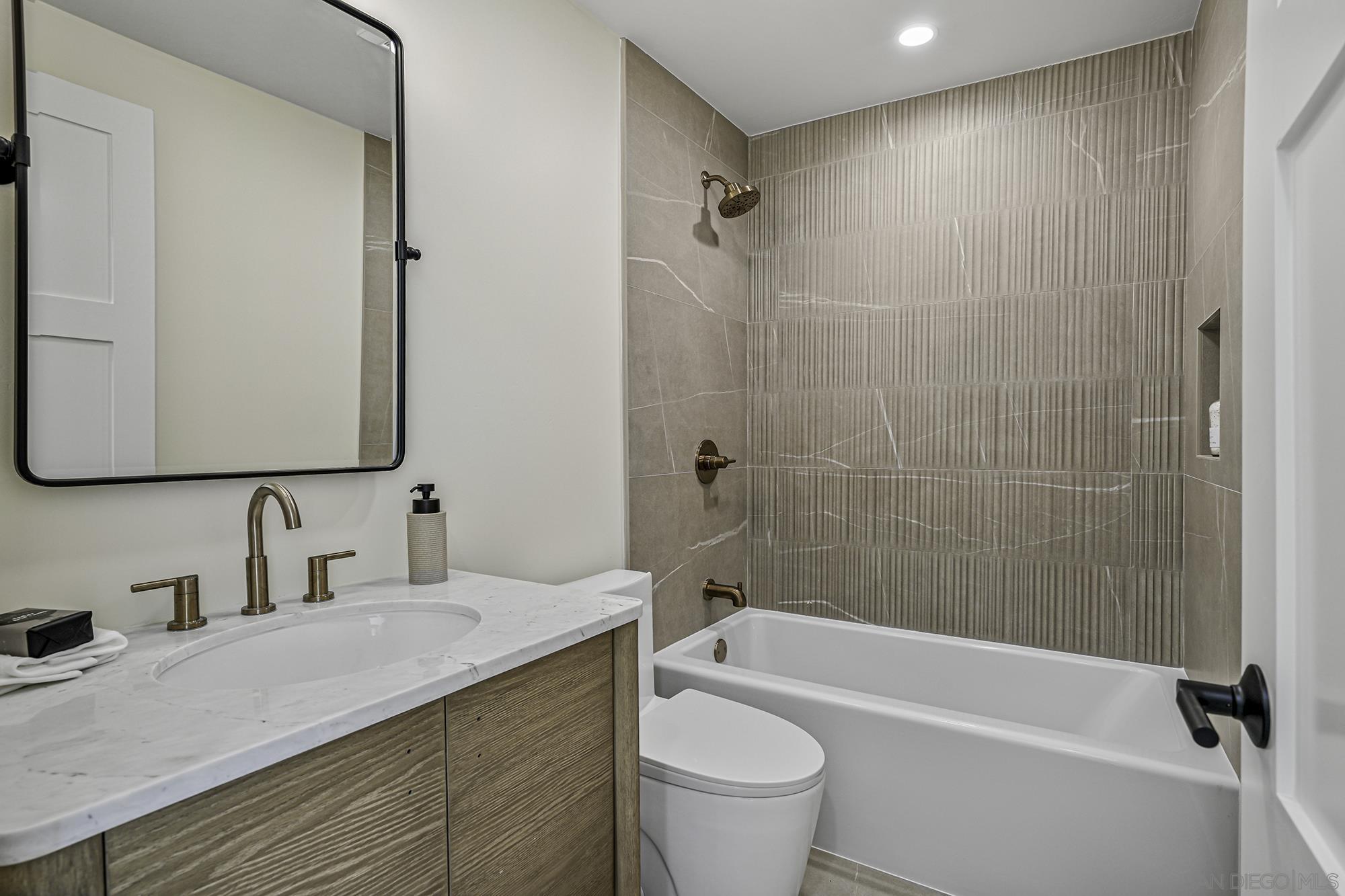 Detail Gallery Image 17 of 23 For 2124  San Clemente St, San Diego,  CA 92107 - 5 Beds | 4/1 Baths