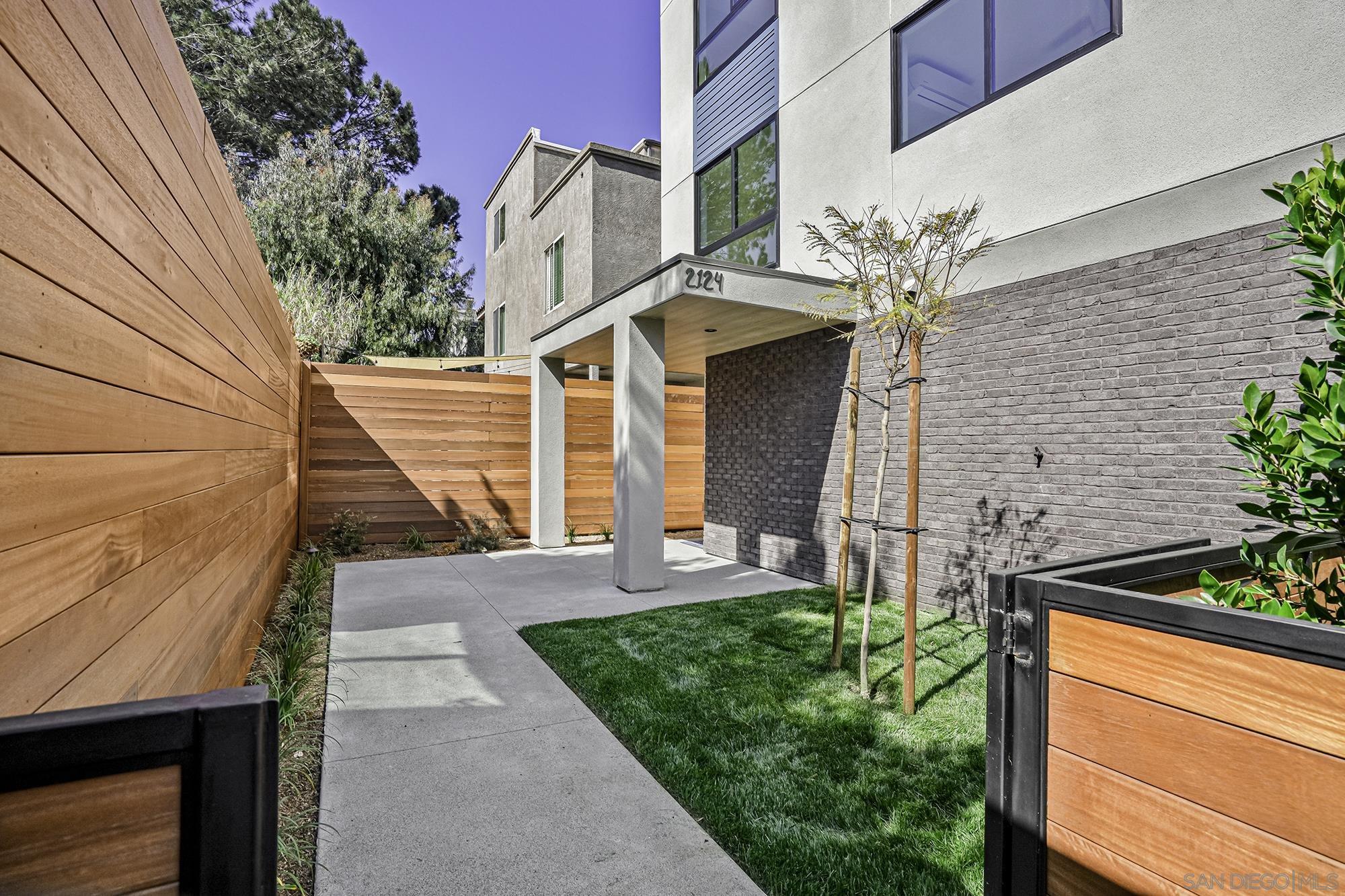 Detail Gallery Image 3 of 23 For 2124  San Clemente St, San Diego,  CA 92107 - 5 Beds | 4/1 Baths