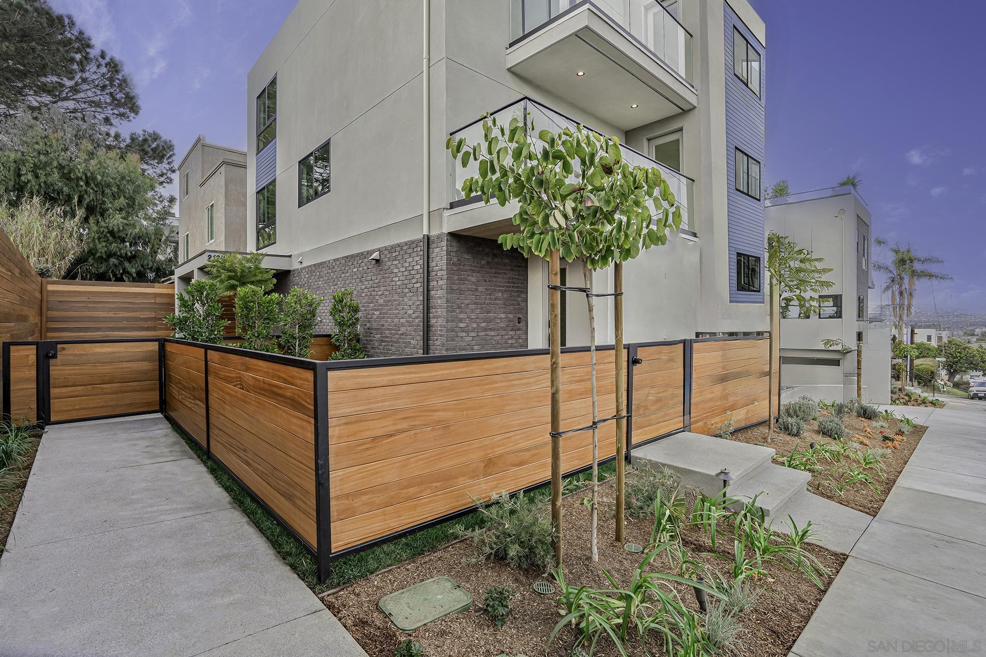 Detail Gallery Image 3 of 11 For 2126  San Clemente St, San Diego,  CA 92107 - 5 Beds | 3/1 Baths