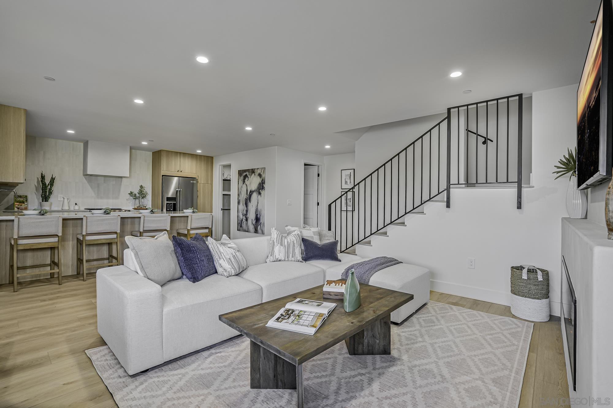 Detail Gallery Image 5 of 11 For 2126  San Clemente St, San Diego,  CA 92107 - 5 Beds | 3/1 Baths