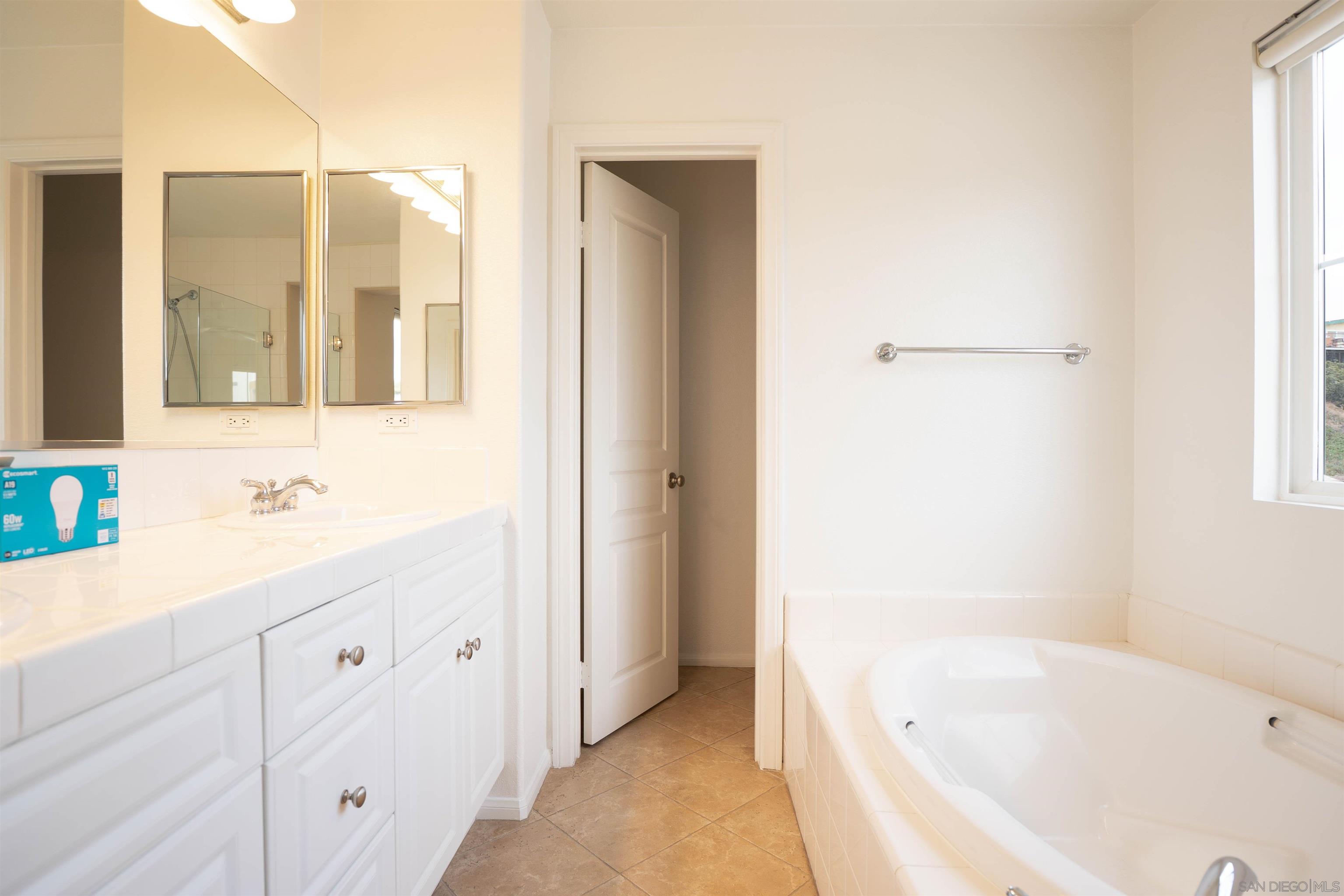 Detail Gallery Image 15 of 32 For 3141  Harbor Ridge Ln, San Diego,  CA 92103 - 3 Beds | 2/1 Baths