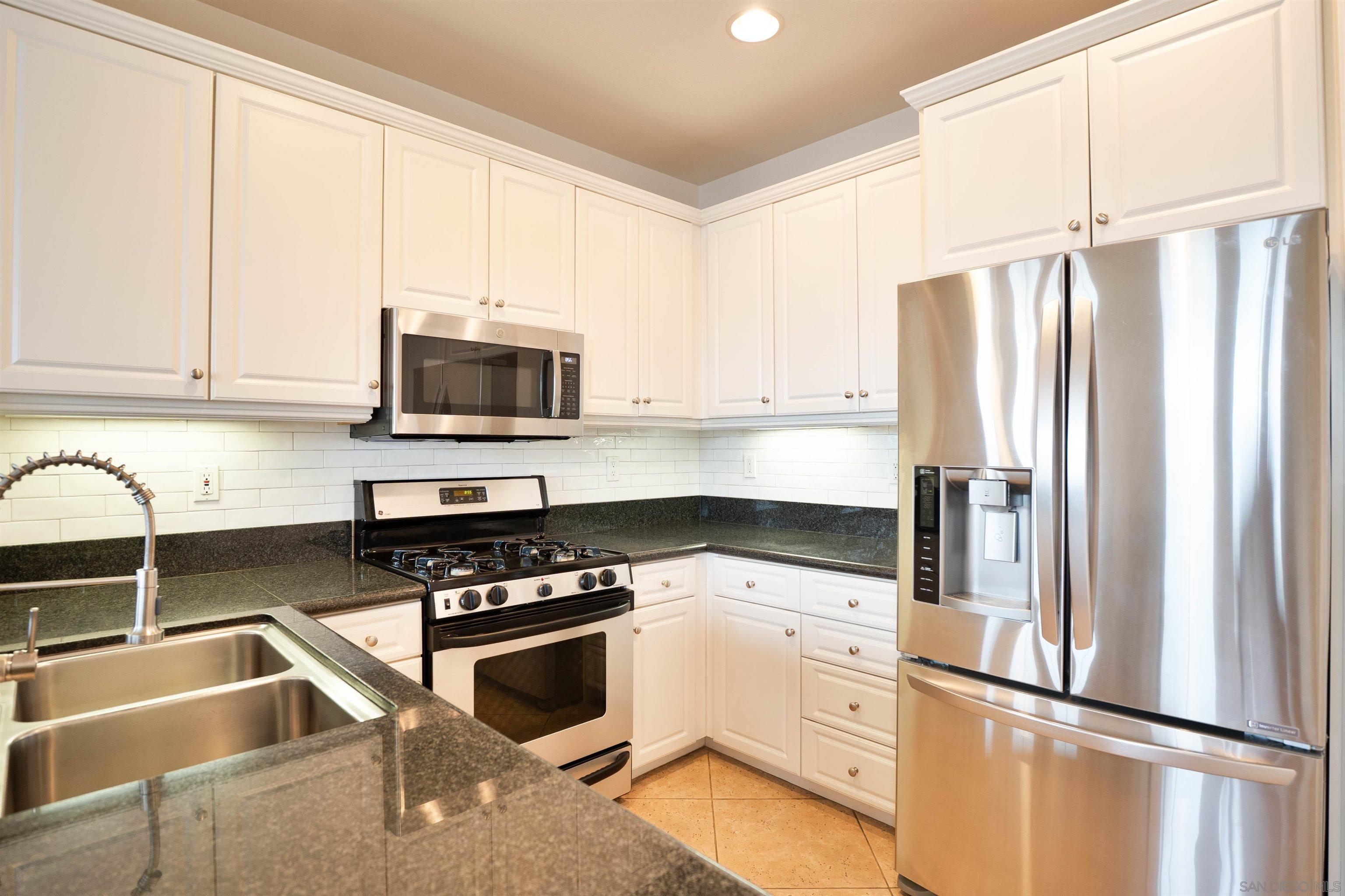 Detail Gallery Image 4 of 32 For 3141  Harbor Ridge Ln, San Diego,  CA 92103 - 3 Beds | 2/1 Baths