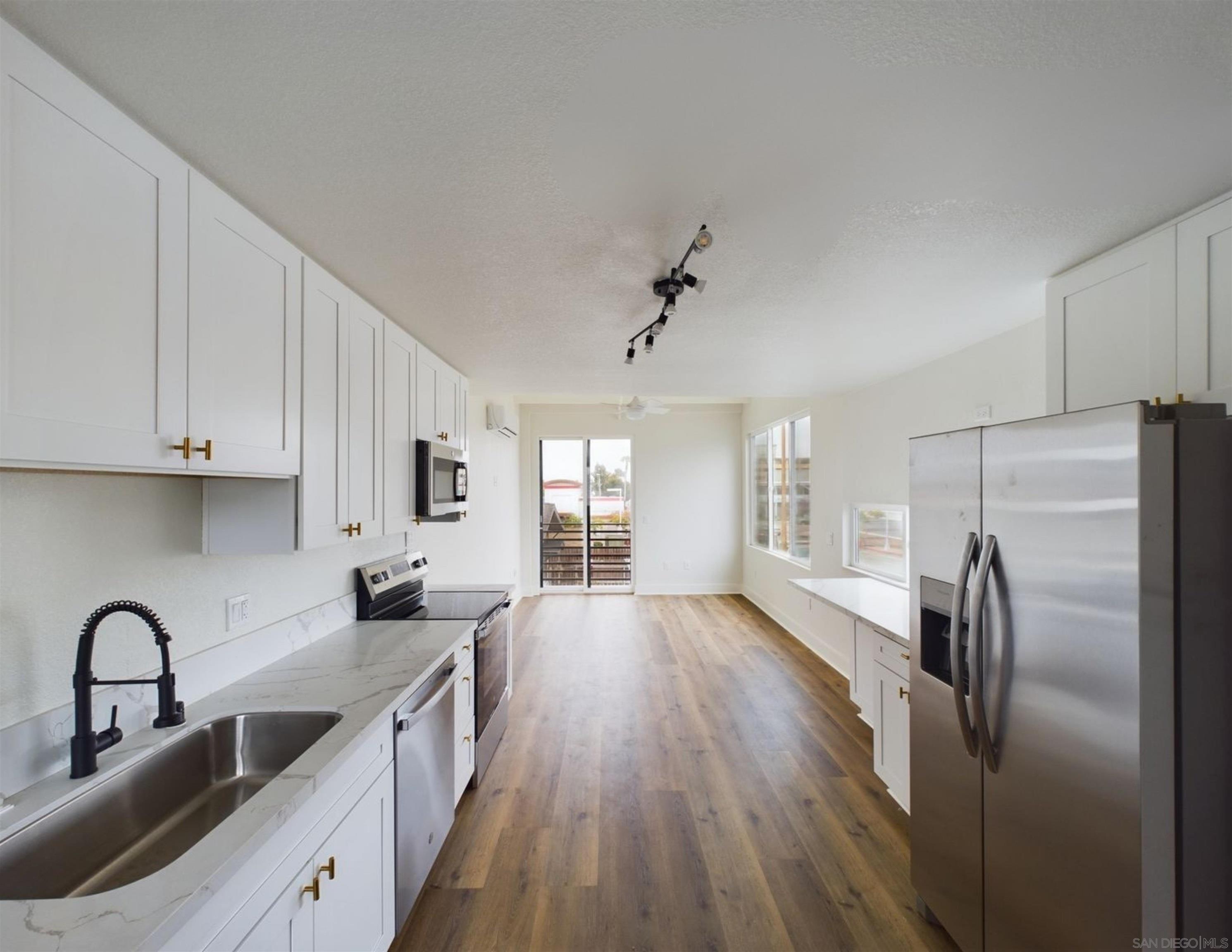 Detail Gallery Image 4 of 13 For 3046  Nimitz Boulevard, San Diego,  CA 92106 - – Beds | – Baths