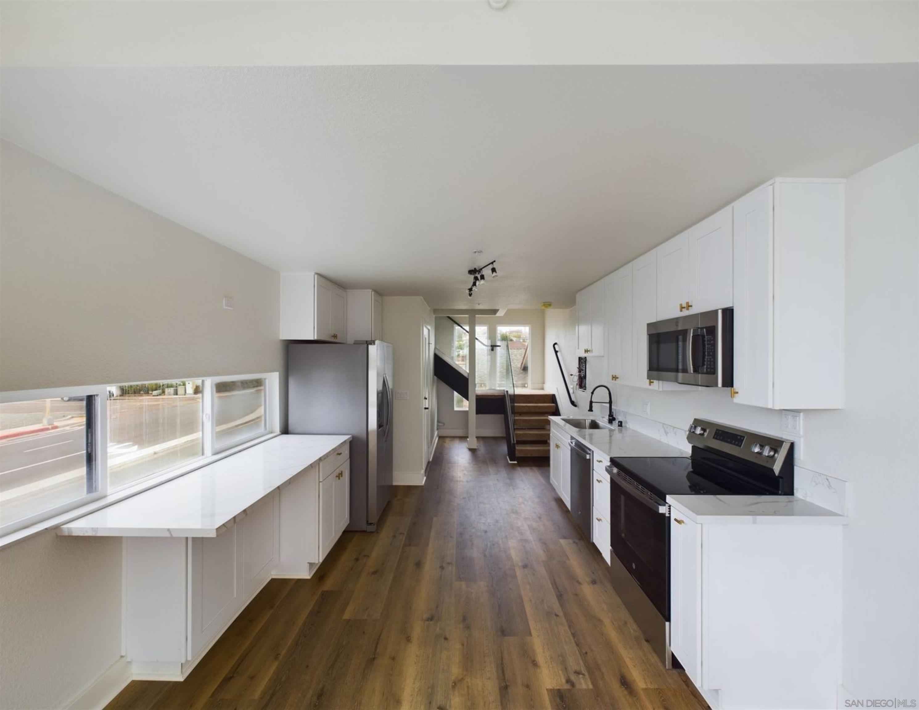 Detail Gallery Image 5 of 13 For 3046  Nimitz Boulevard, San Diego,  CA 92106 - – Beds | – Baths