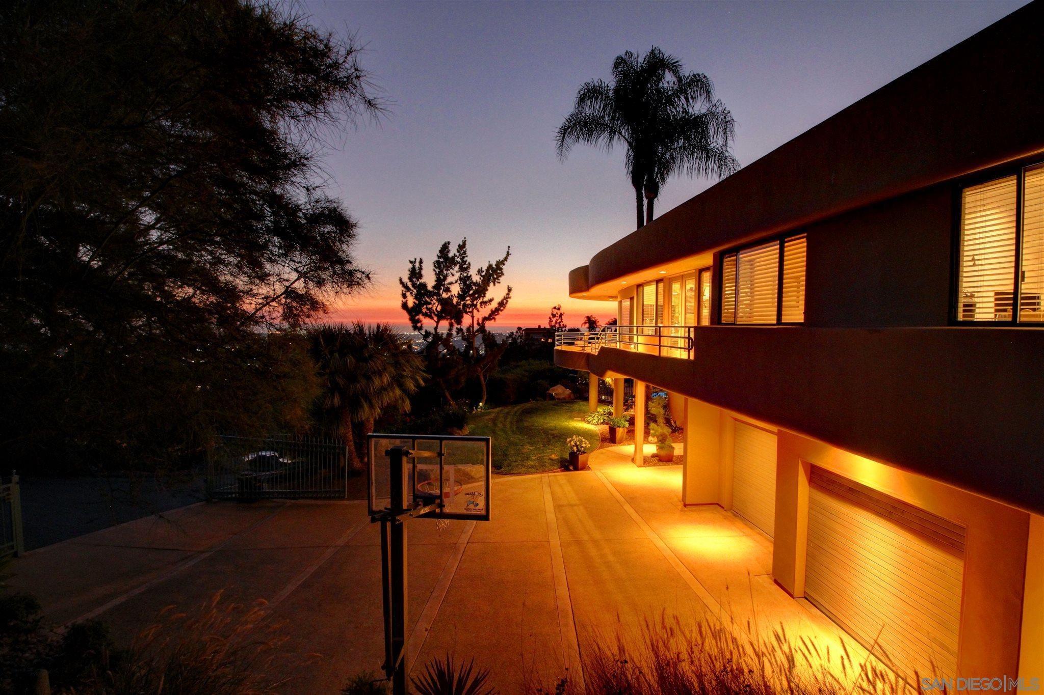 Detail Gallery Image 5 of 36 For 9918  Heavenly Way, La Mesa,  CA 91941 - 6 Beds | 4/1 Baths