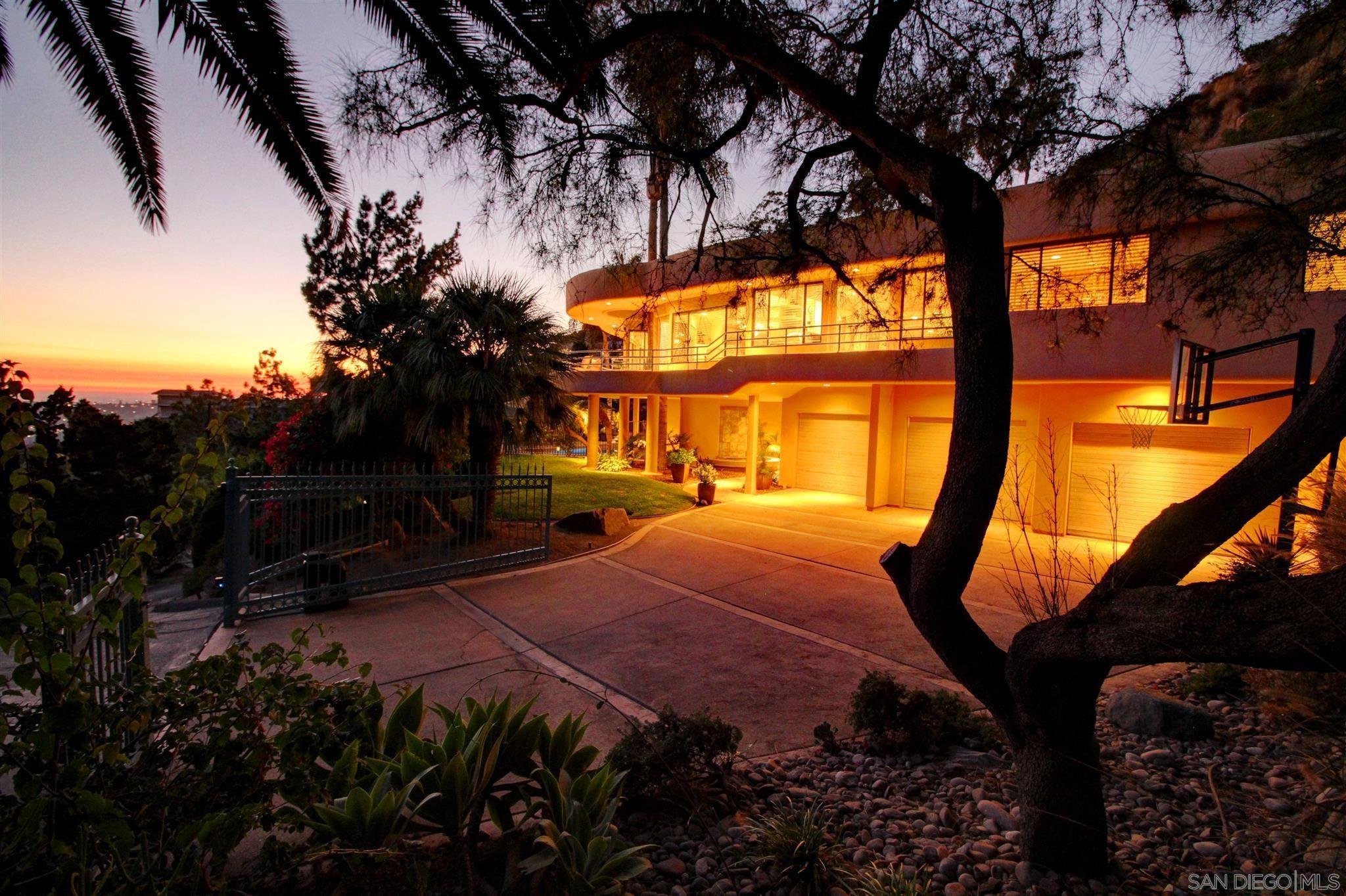 Detail Gallery Image 6 of 36 For 9918  Heavenly Way, La Mesa,  CA 91941 - 6 Beds | 4/1 Baths