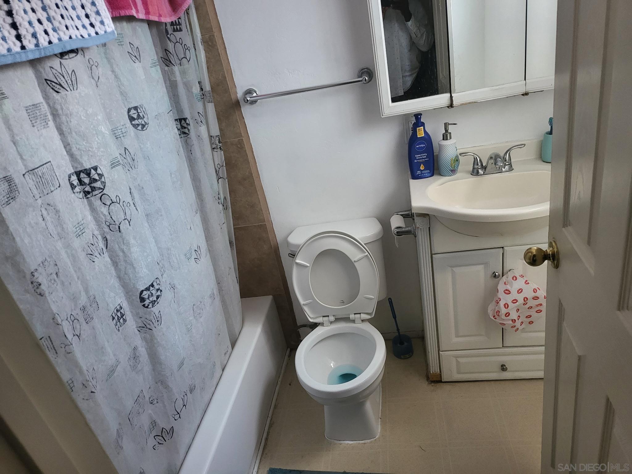 Detail Gallery Image 5 of 6 For Highland  Ave., San Diego,  CA 92105 - – Beds | – Baths